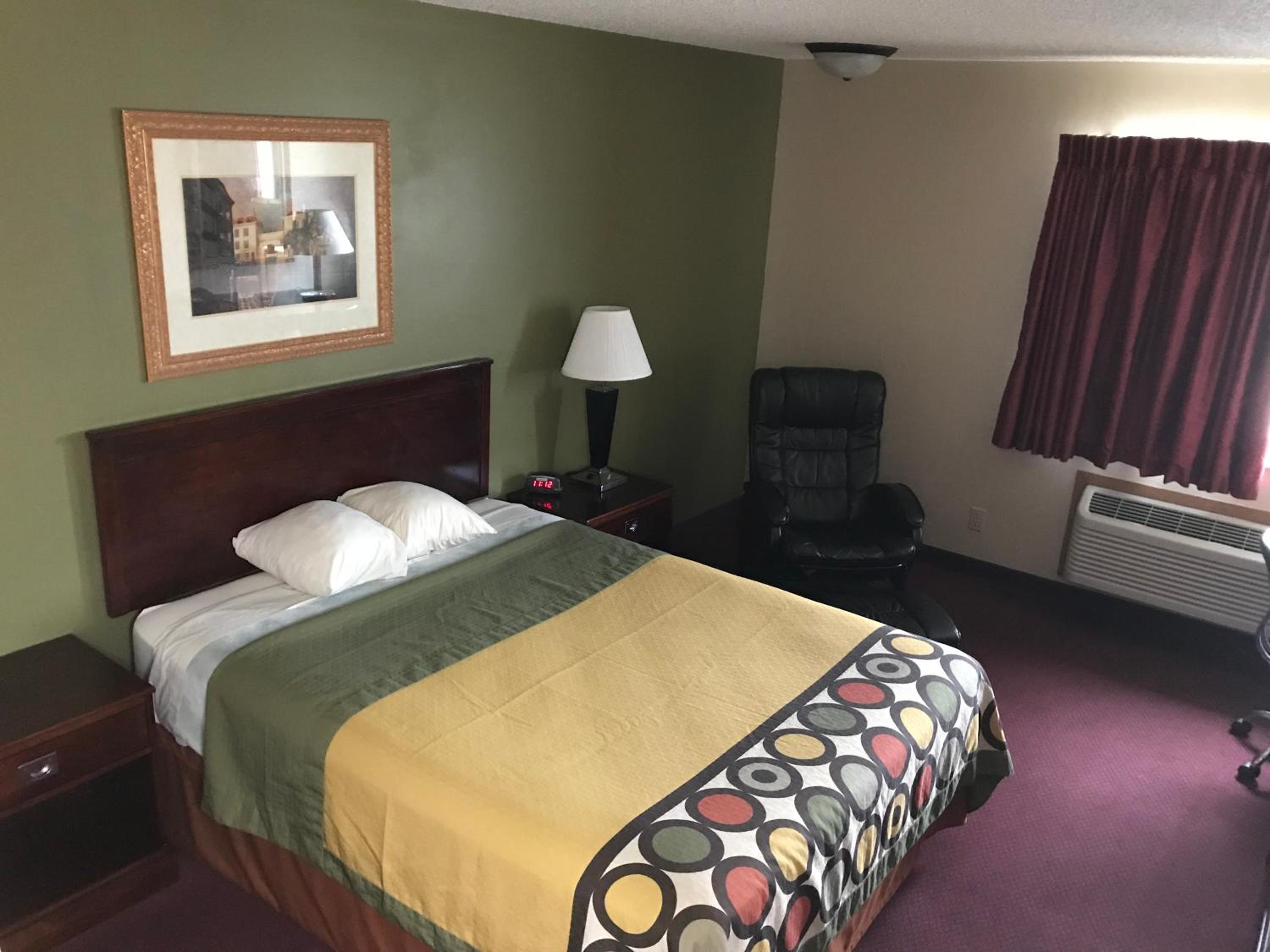 Queen Room - Non-Smoking - Photo 2