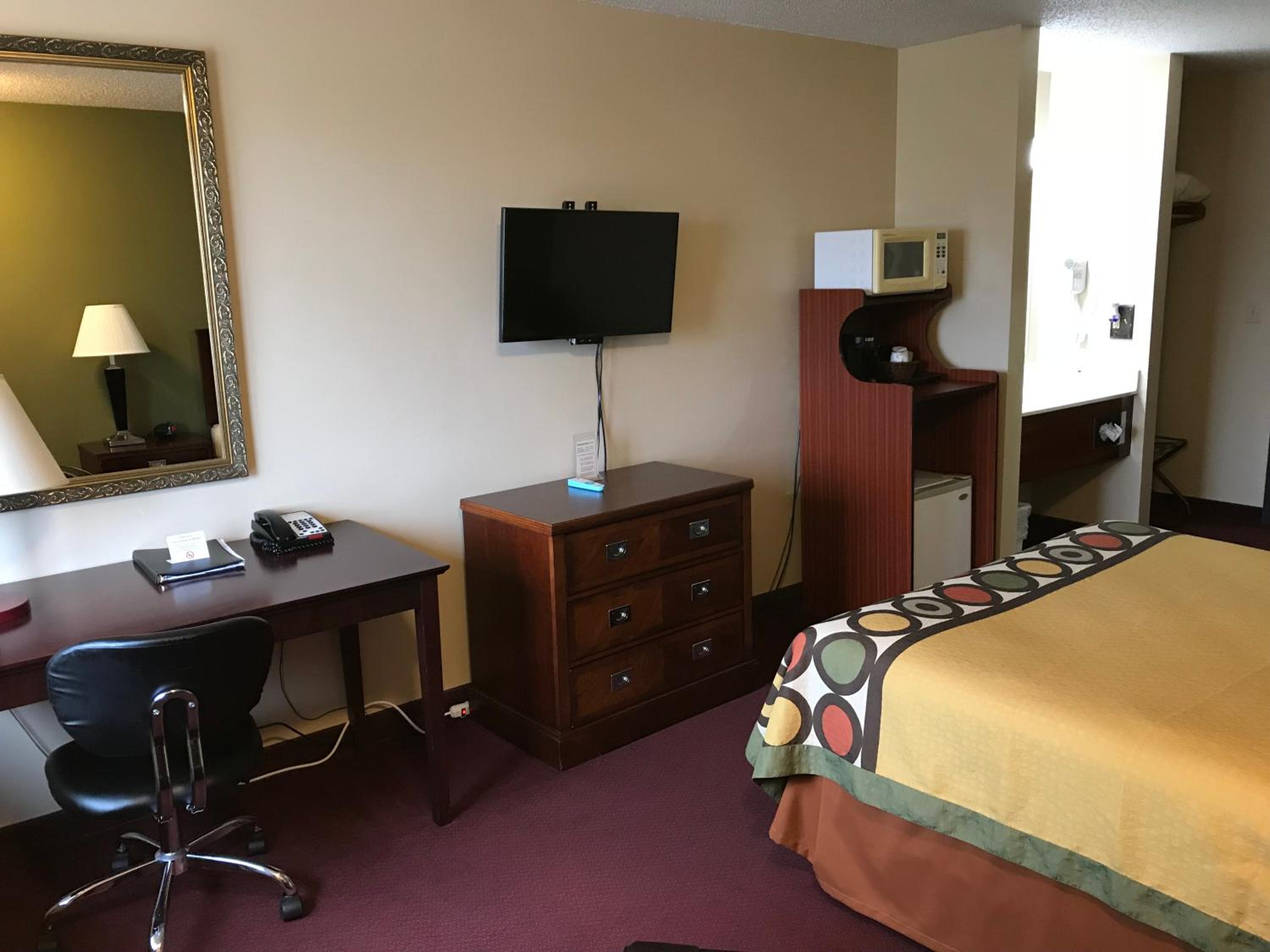 Queen Room - Non-Smoking - Photo 1
