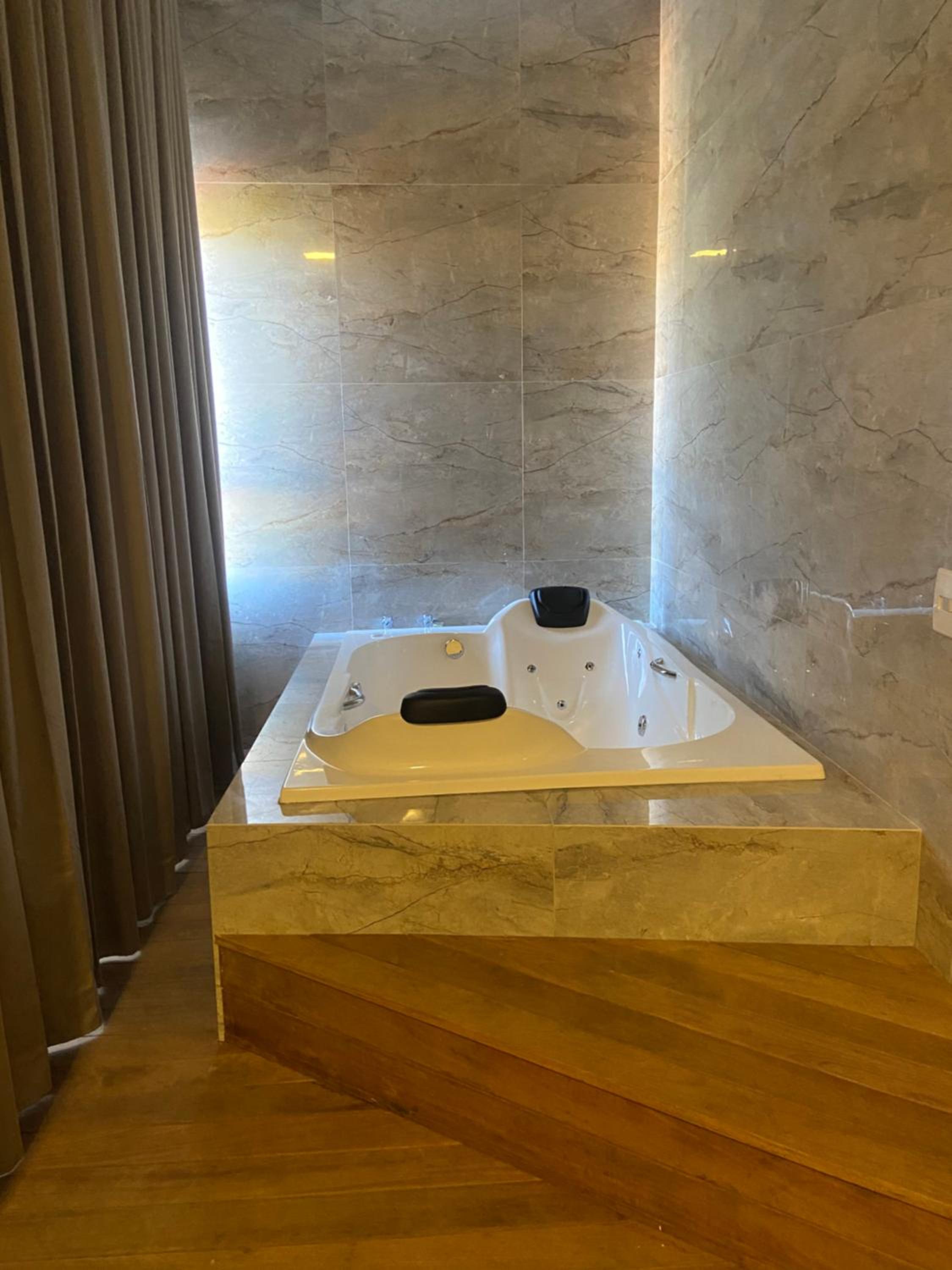 King Room with Spa Bath - Photo 8