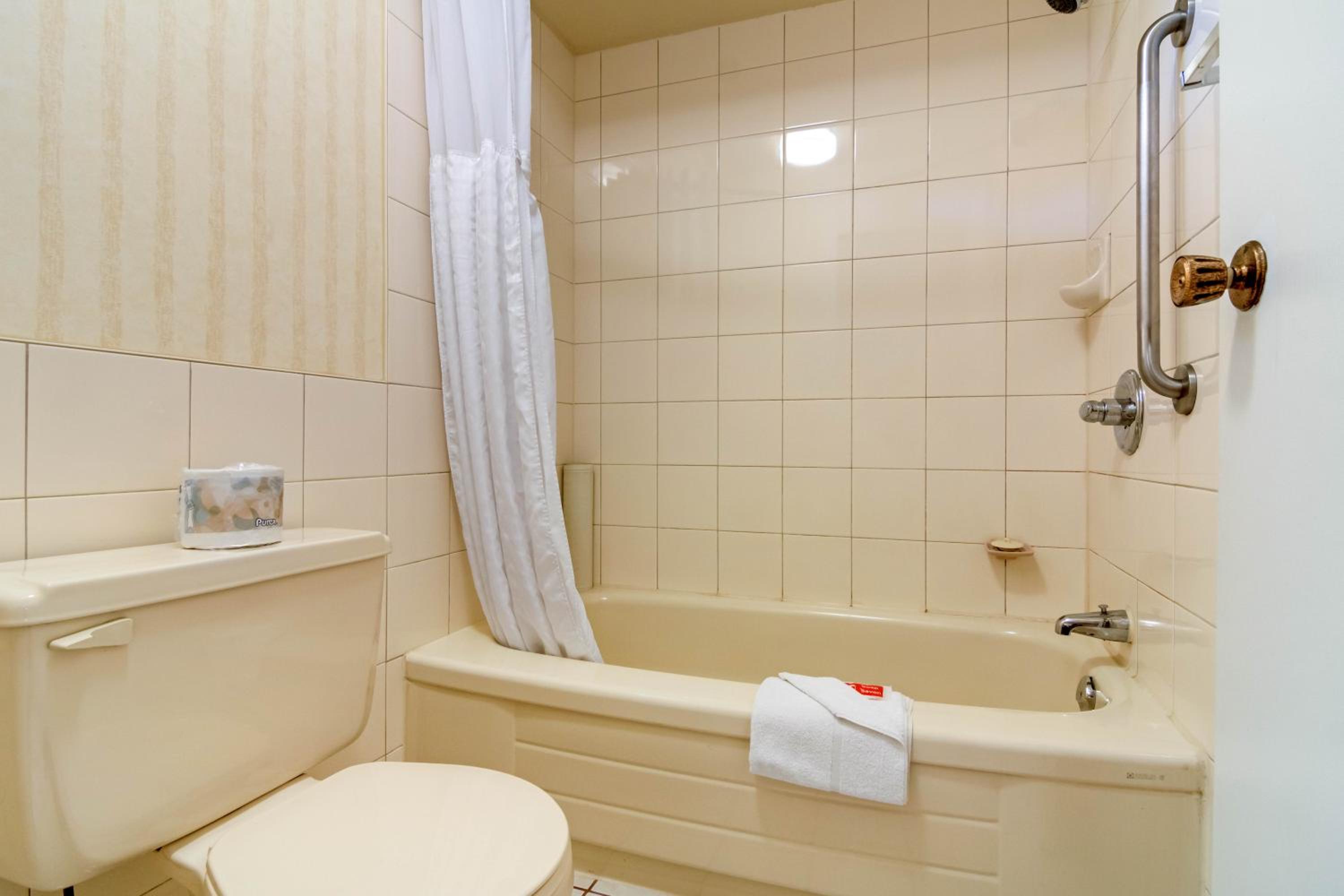 Queen Suite - Photo 2