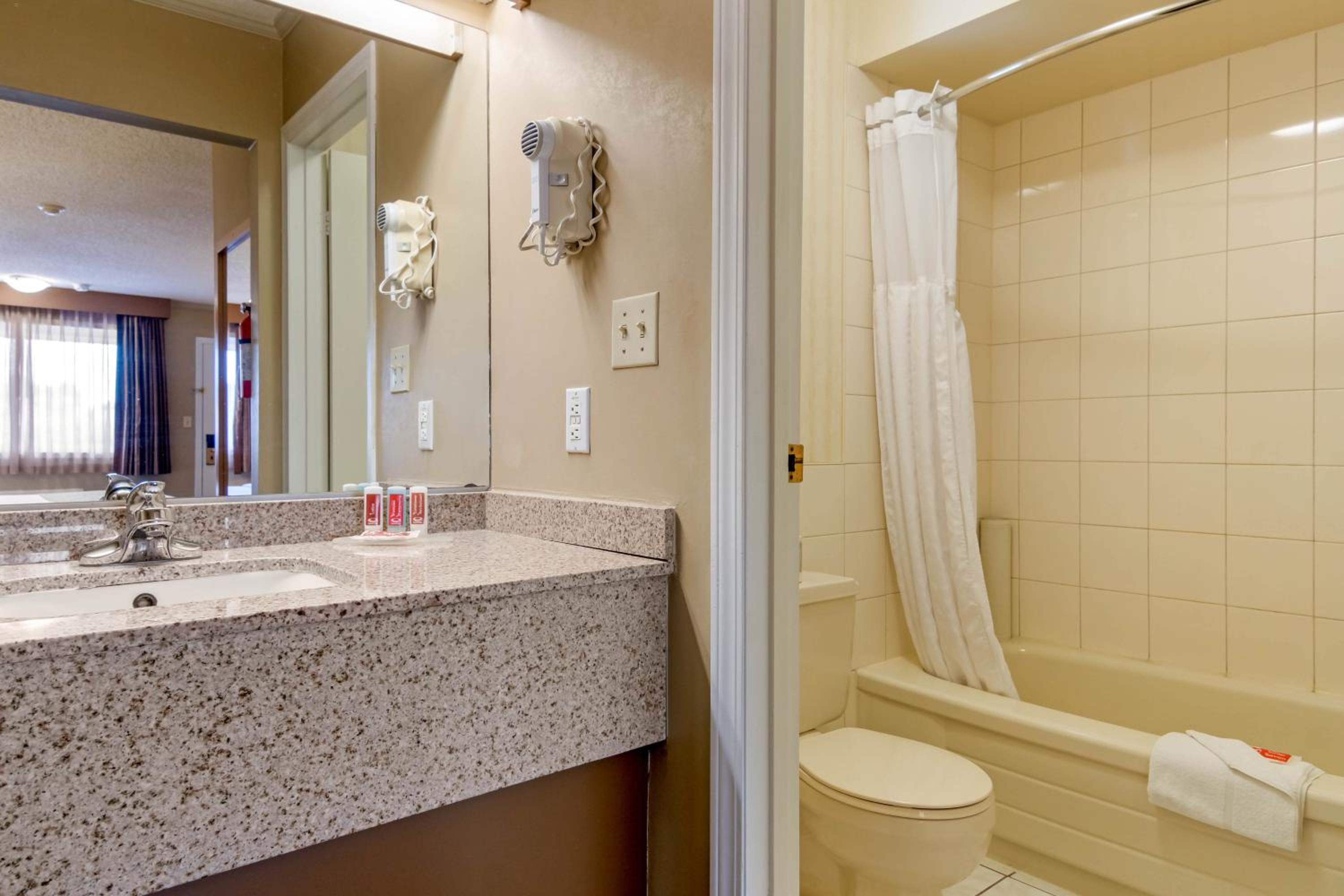 Queen Suite - Photo 3