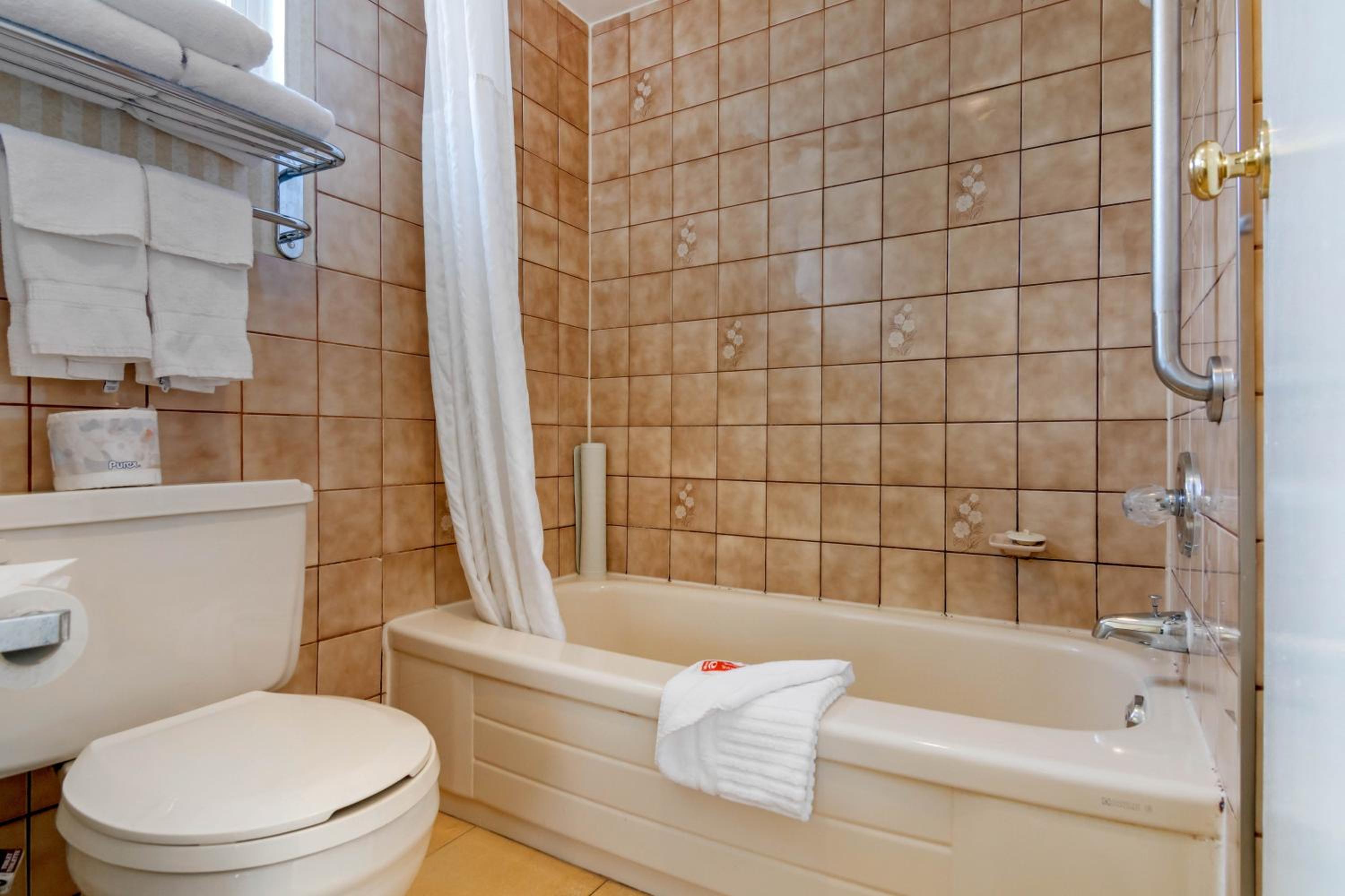 Queen Suite - Photo 4
