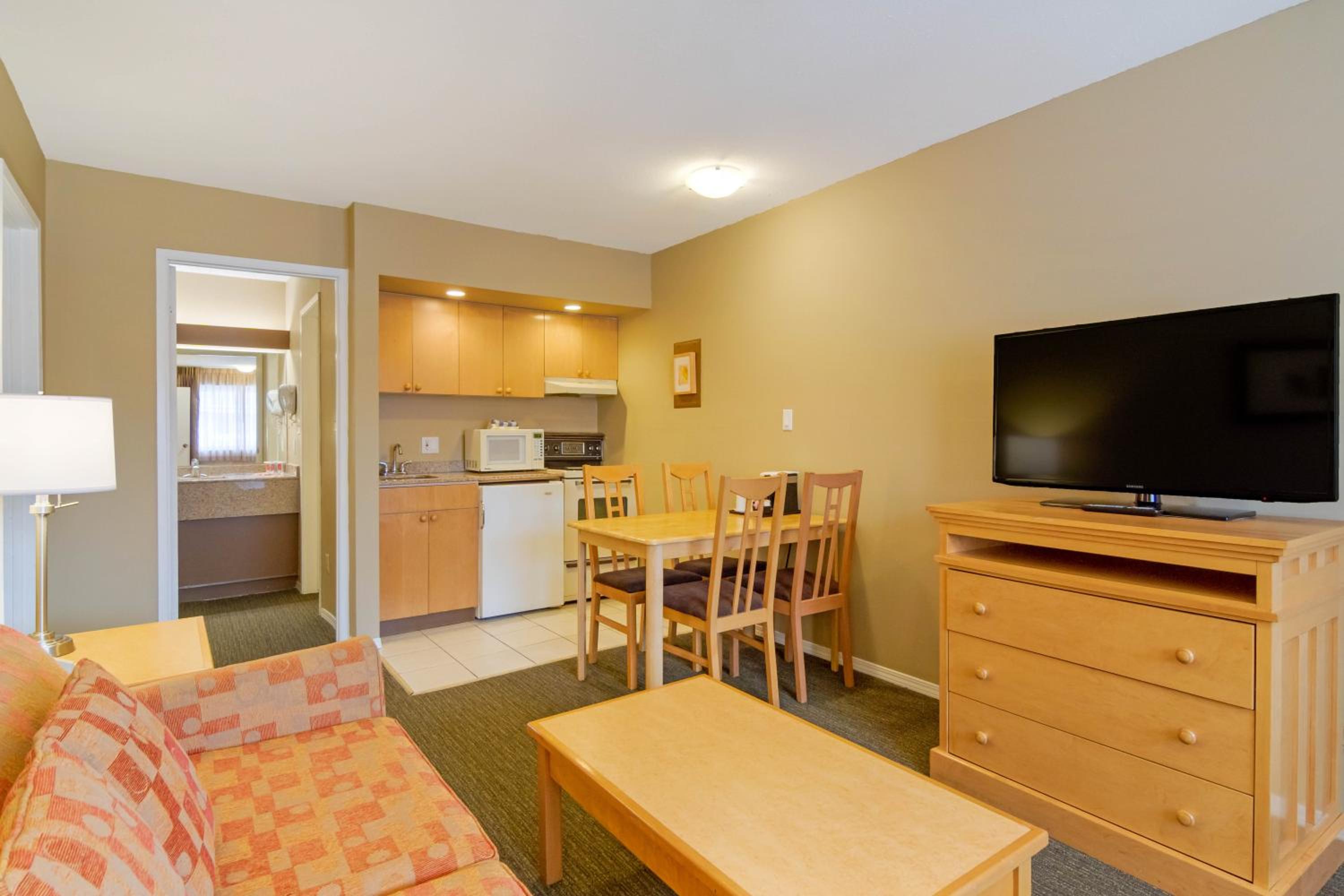 Family Suite with One Queen Bed, Two  Single Beds and Sofa Bed - Non/Smoking - Photo 4