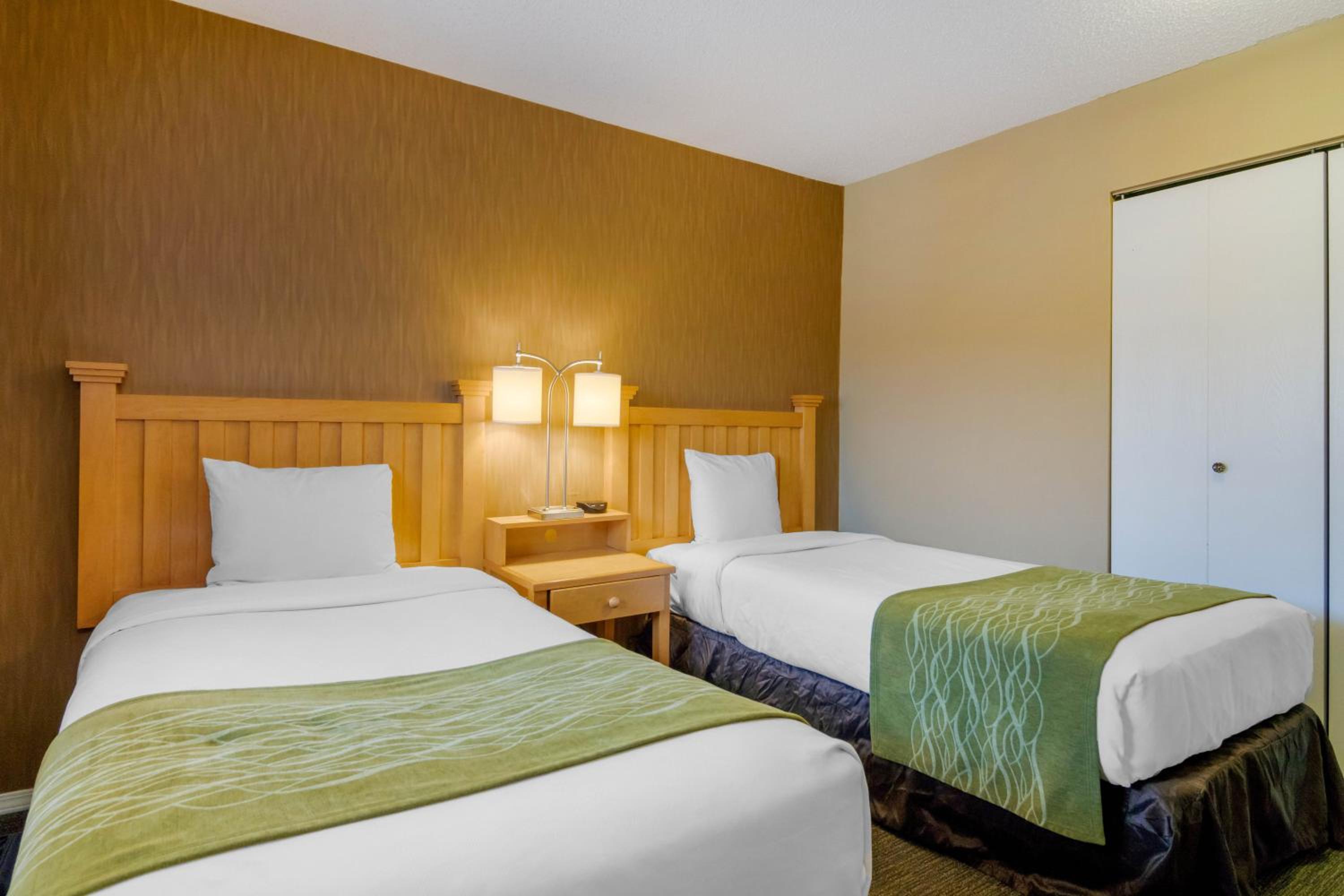 Family Suite with One Queen Bed, Two  Single Beds and Sofa Bed - Non/Smoking - Photo 5