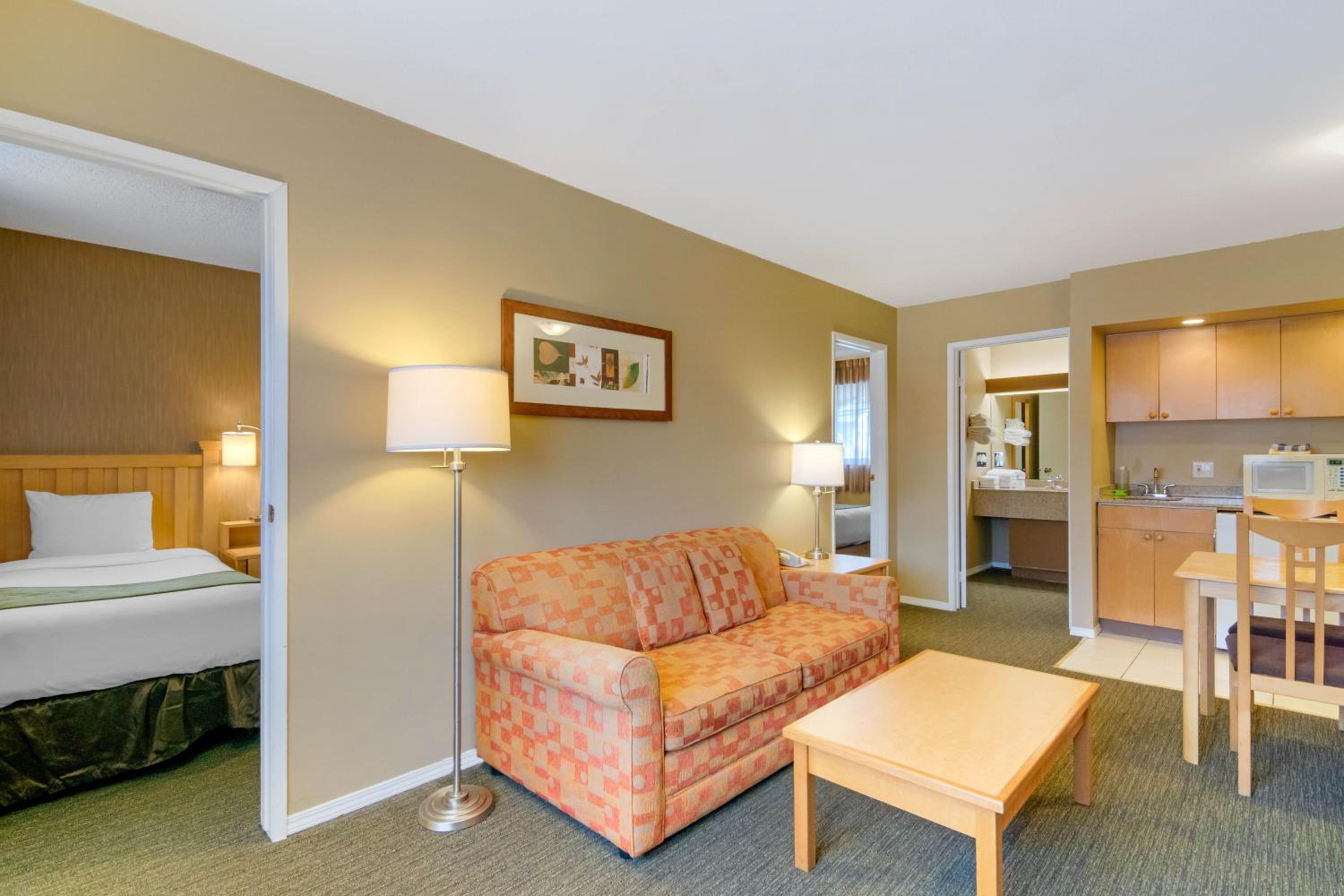 Family Suite with One Queen Bed, Two  Single Beds and Sofa Bed - Non/Smoking - Photo 3
