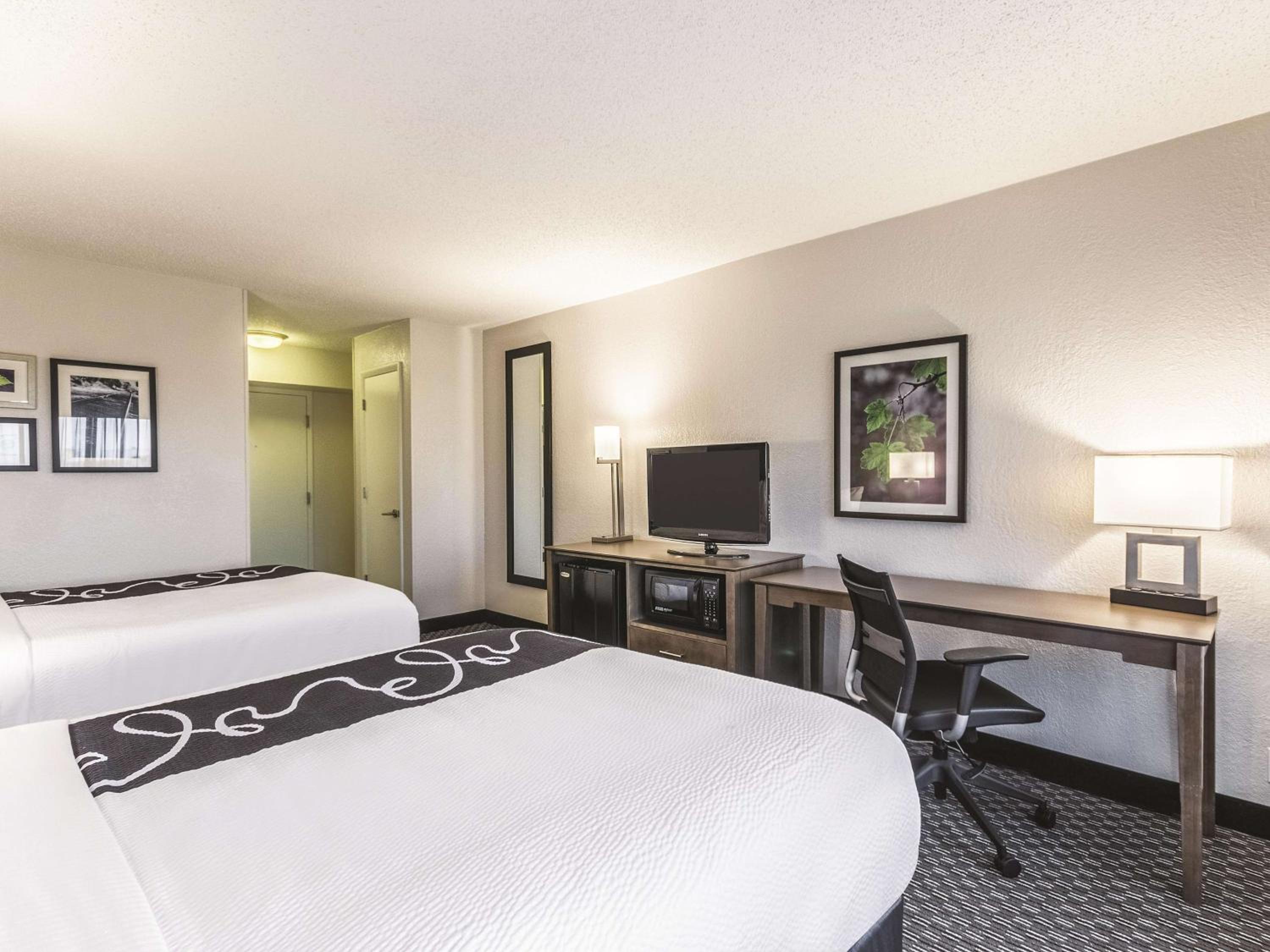 Deluxe Queen Room with Two Queen Beds - Photo 5