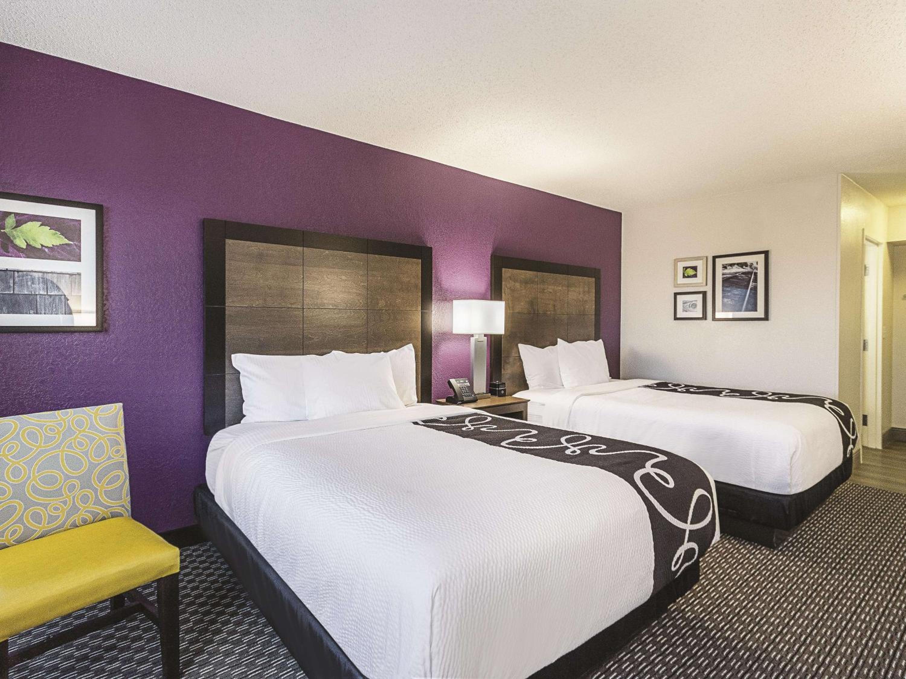 Deluxe Queen Room with Two Queen Beds - Photo 4