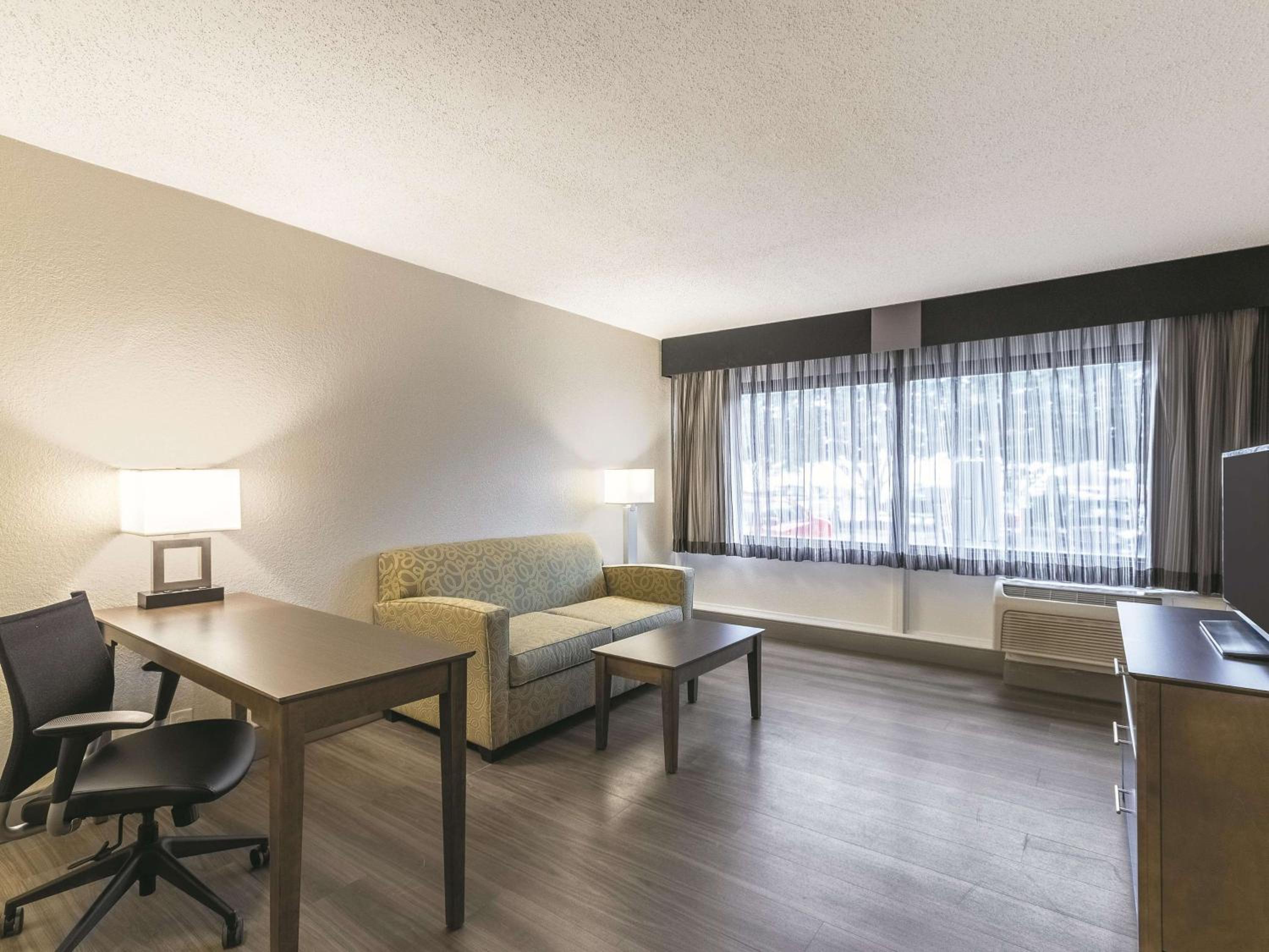 King Suite - Non-Smoking - Photo 5