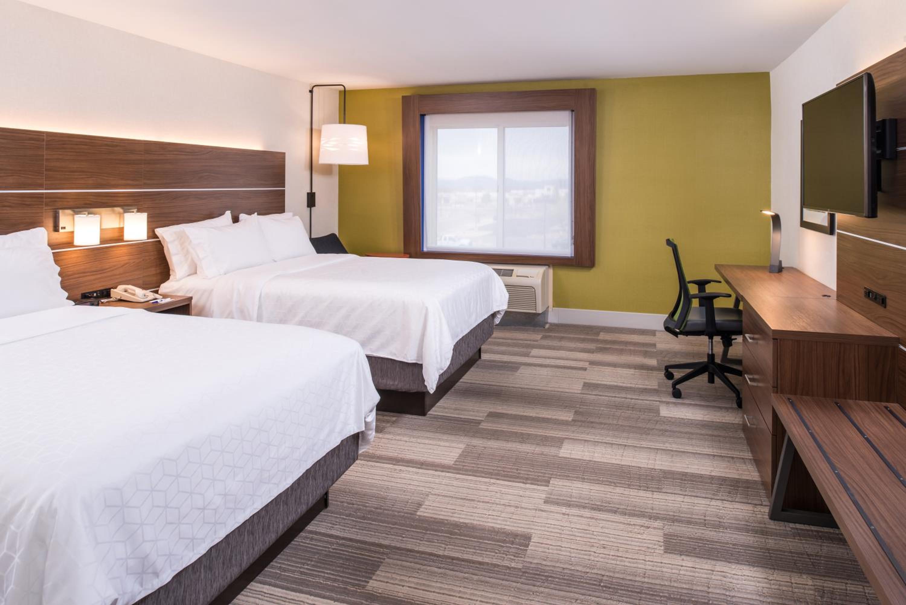 Standard Queen Room with Two Queen Beds - Photo 2