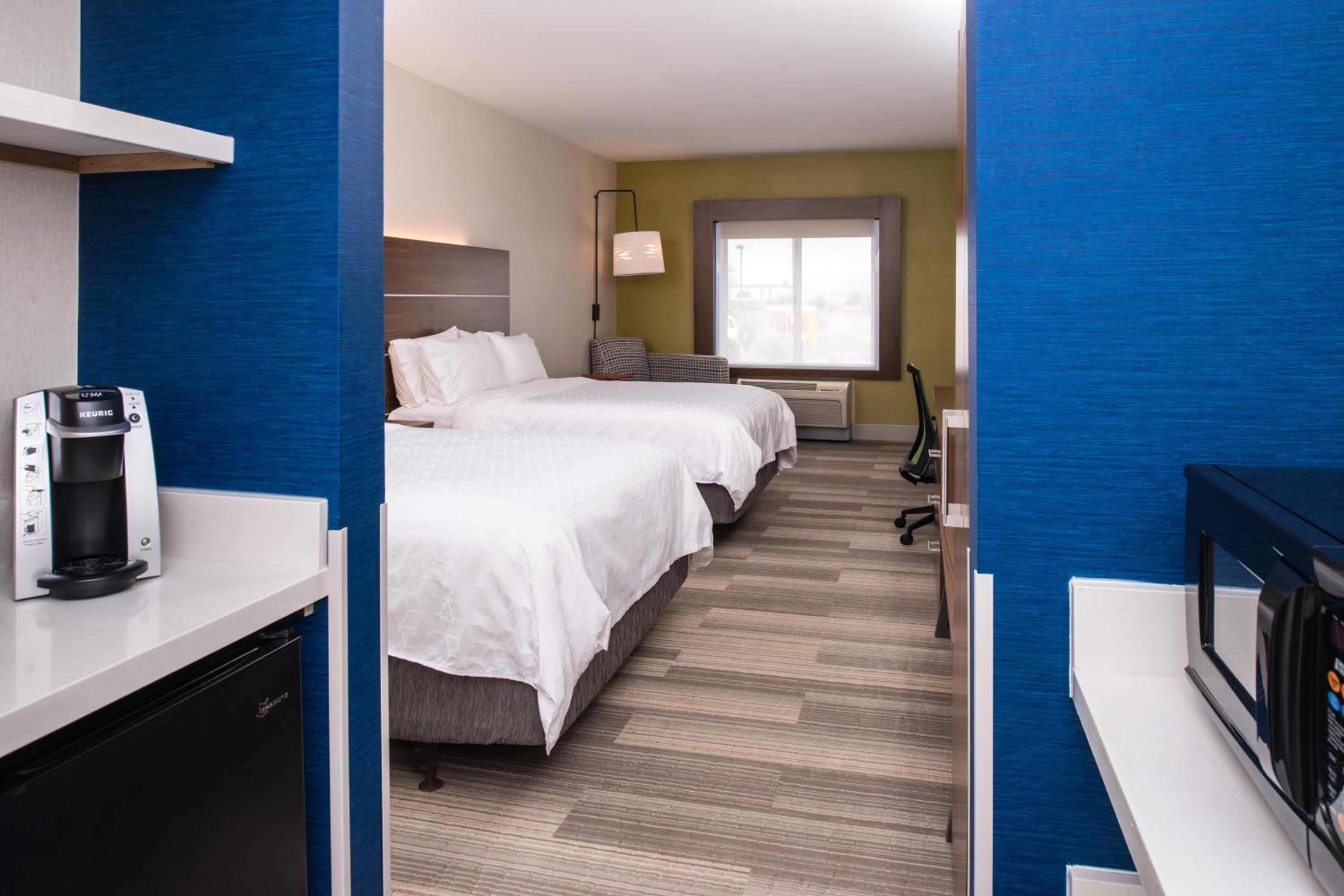 Standard Queen Room with Two Queen Beds - Photo 4