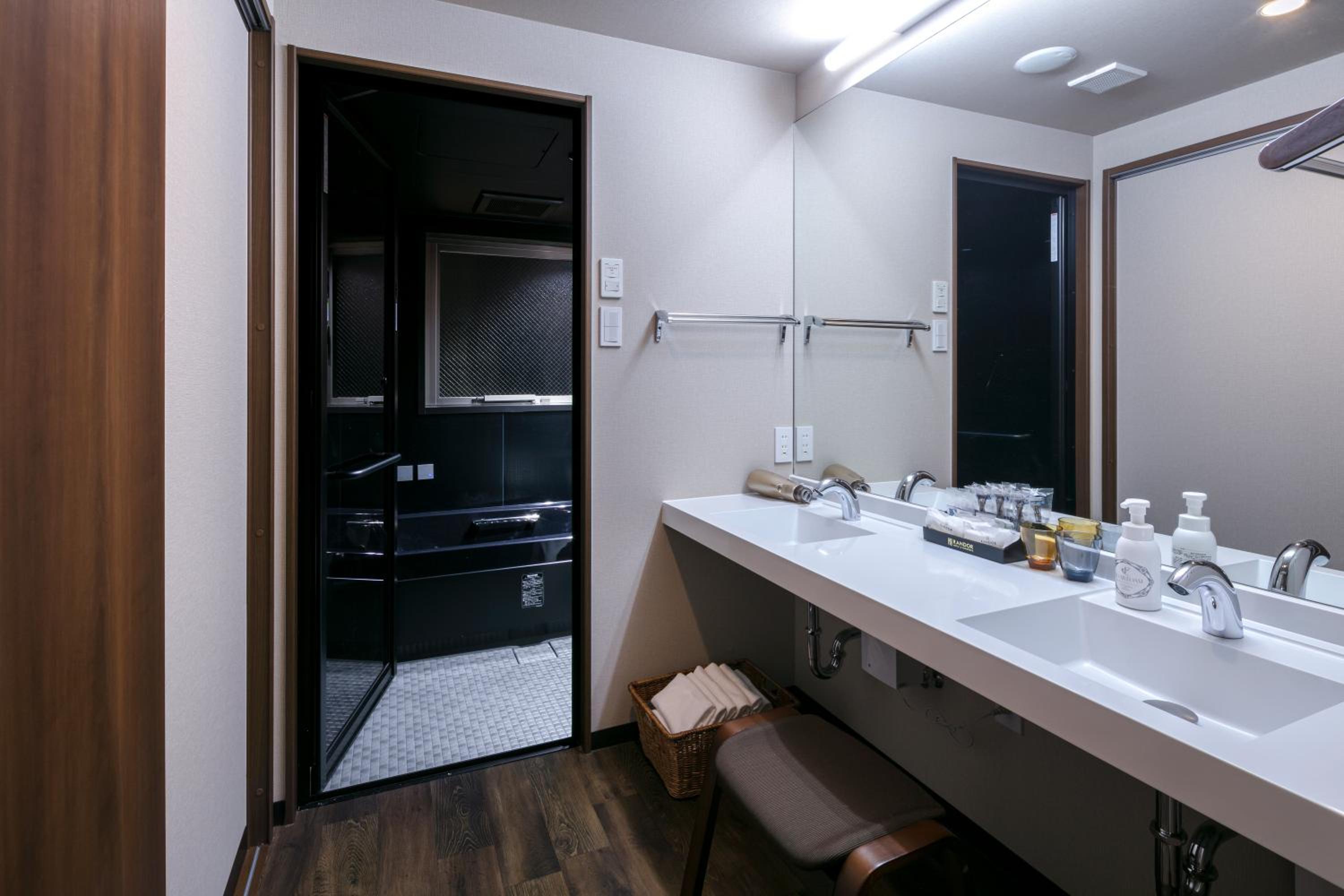 Deluxe Queen Suite - Photo 5