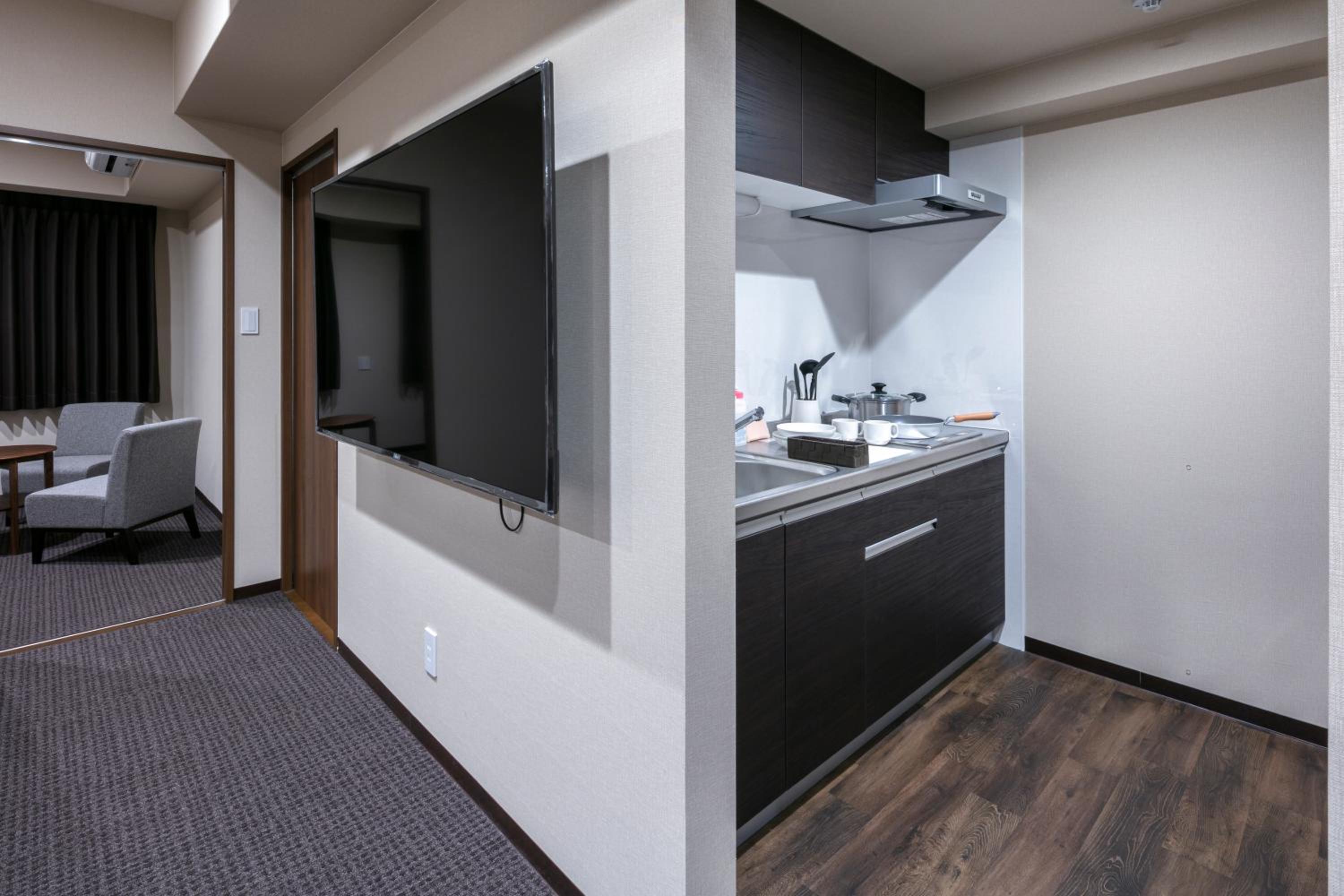 Deluxe Queen Suite - Photo 10