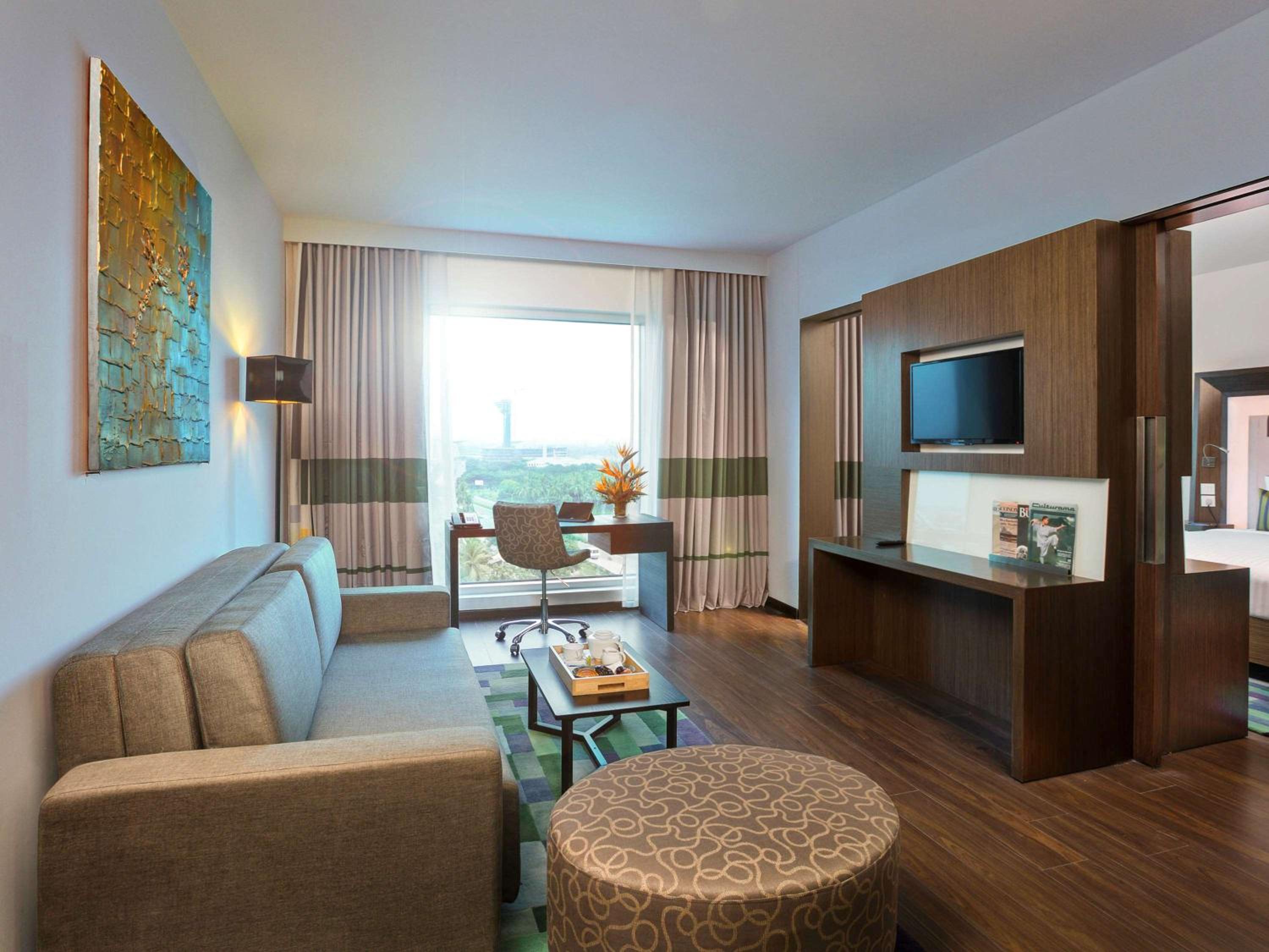 Executive Suite King Bed - Separate Living Room - Bathtub - Photo 4