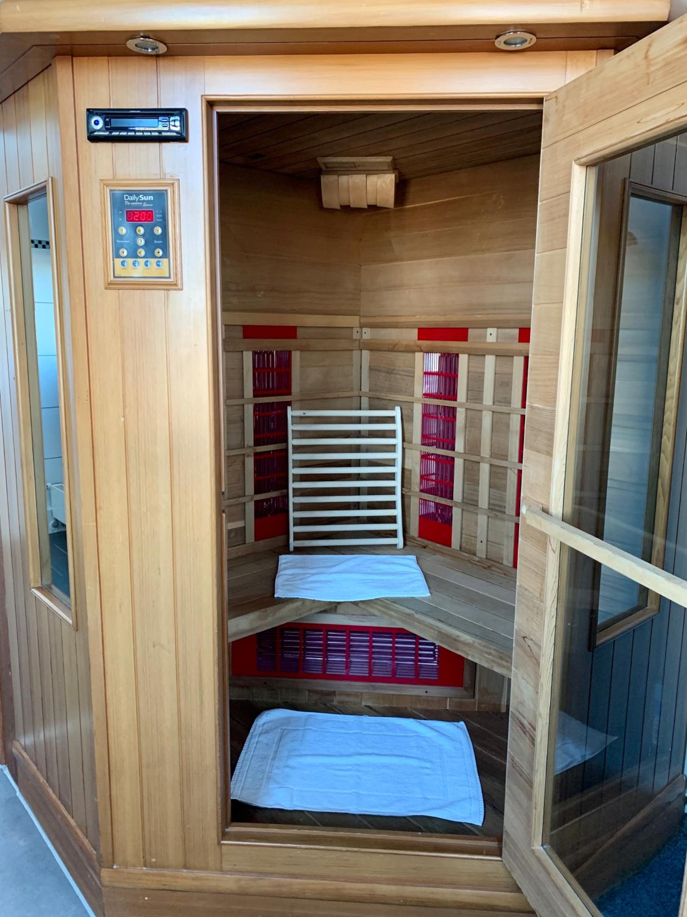 Double Room with Spa Bath - Photo 8
