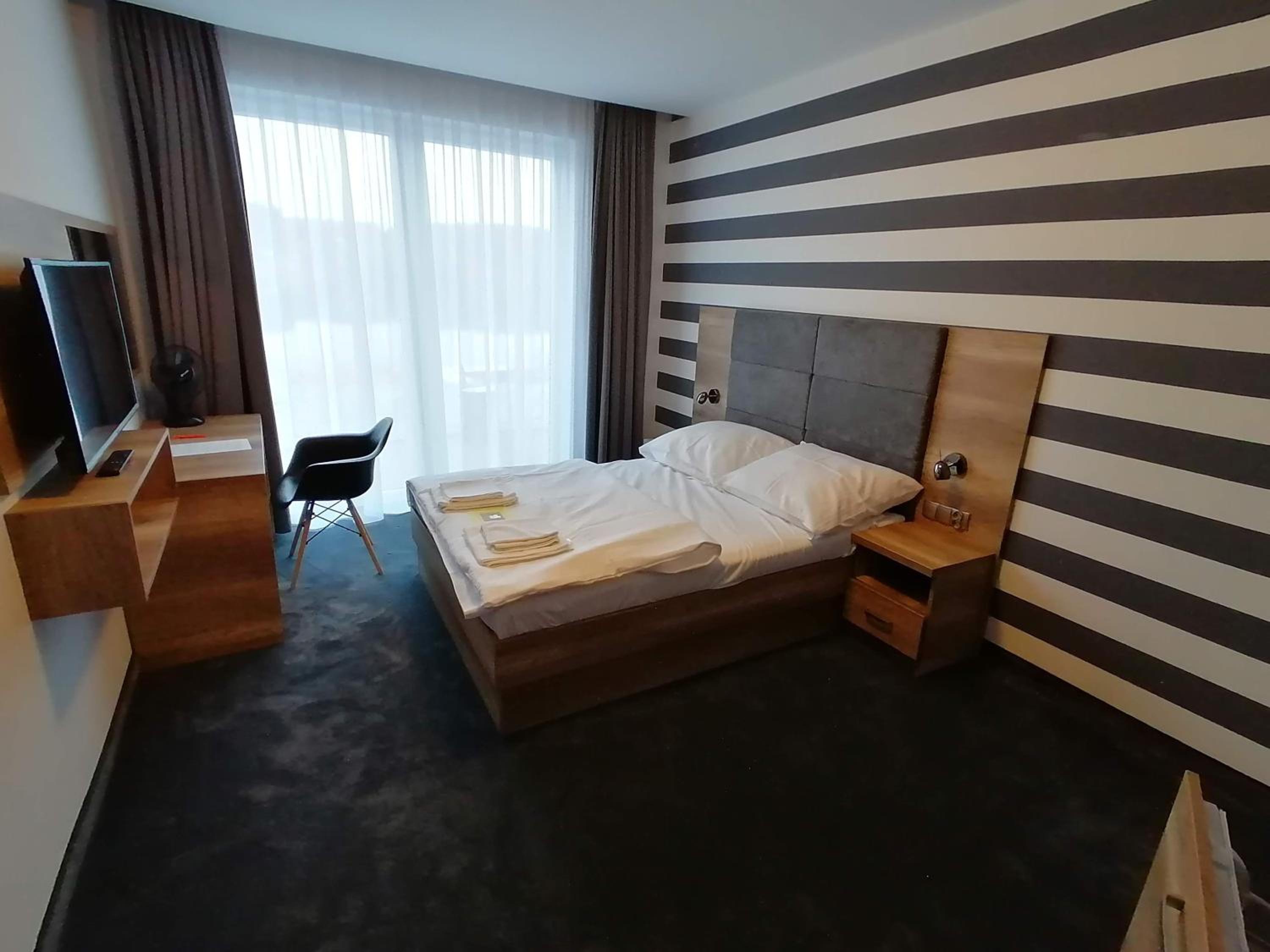 Apartment with Lake View - Photo 1