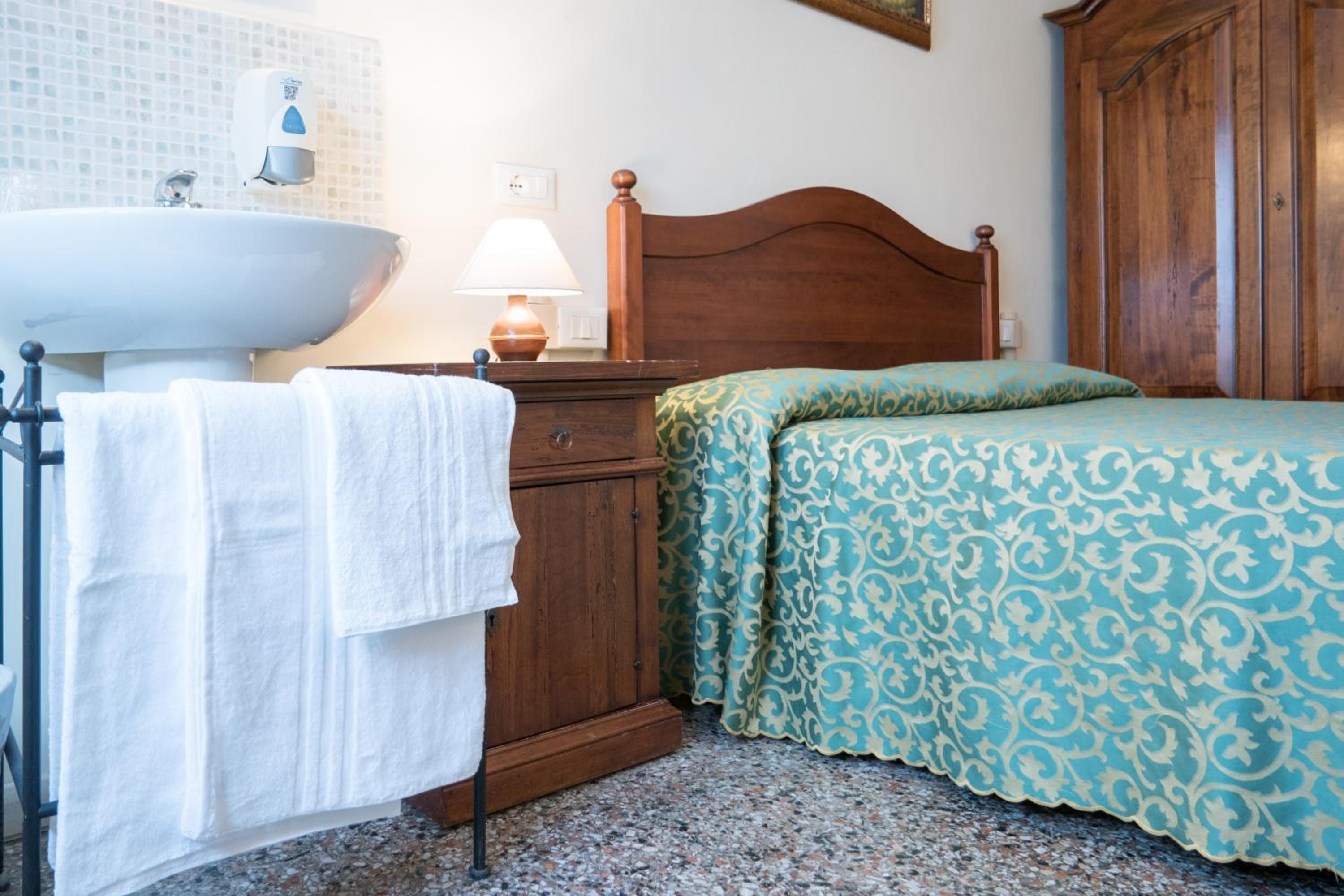 Double Room with Shared Bathroom photo 2