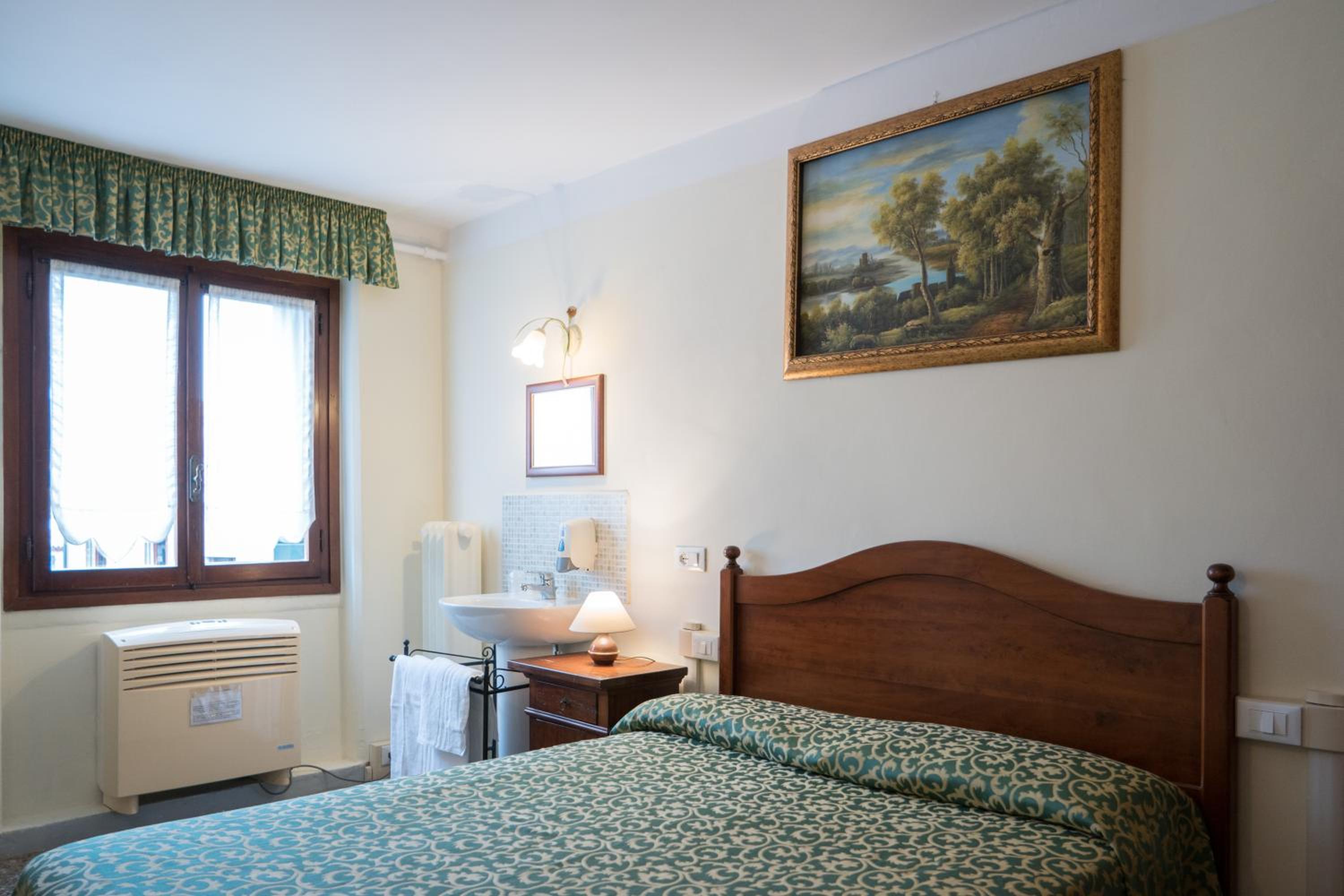Double Room with Shared Bathroom photo 3
