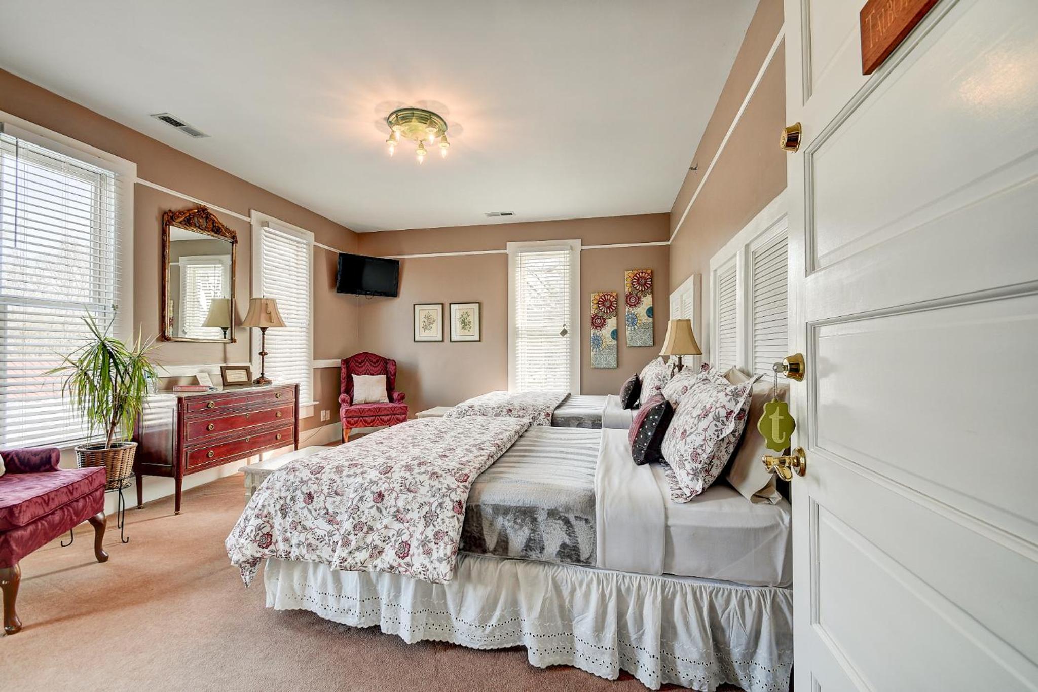 Queen Room photo 2