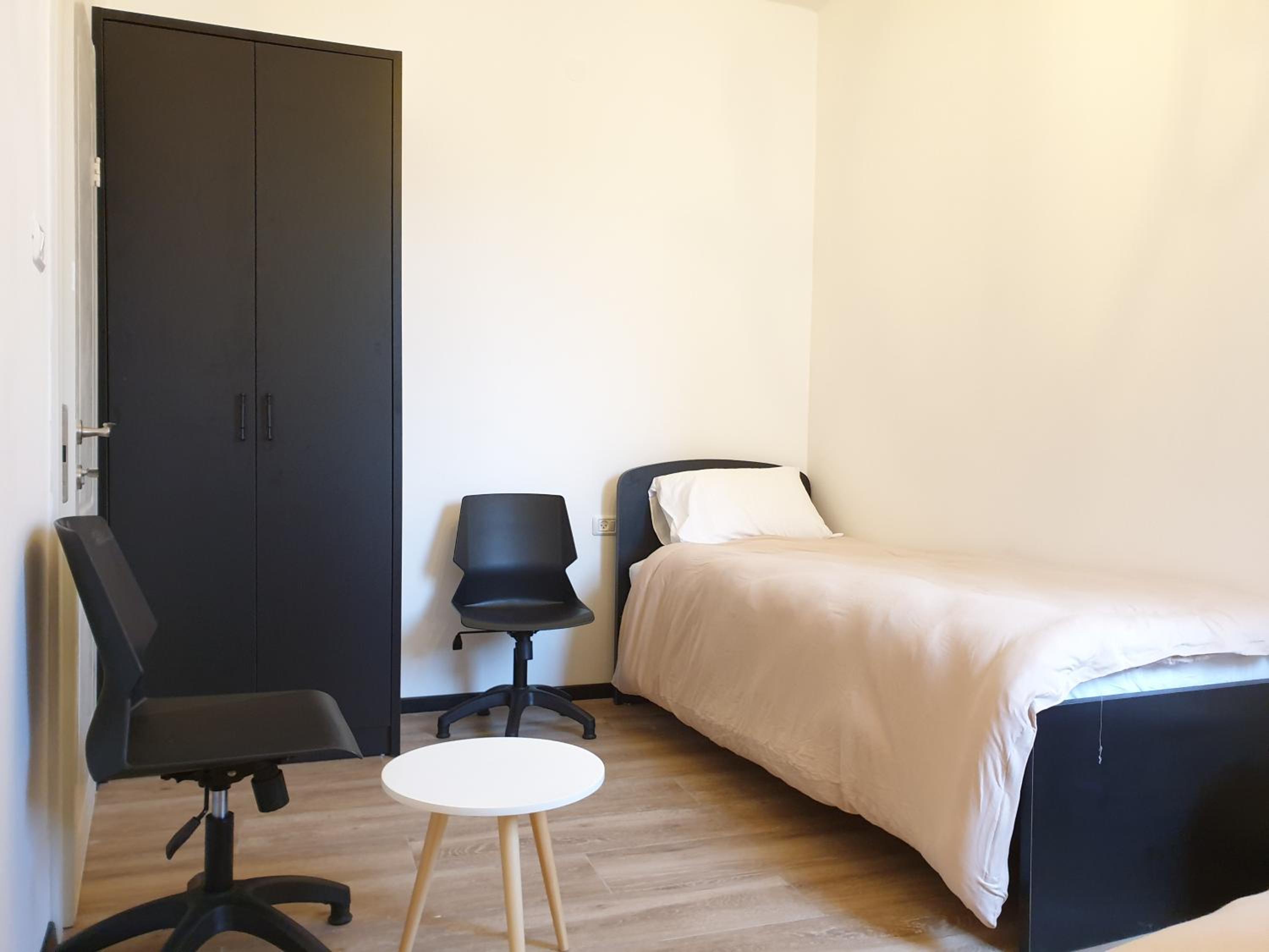 Budget Twin Room - Photo 9