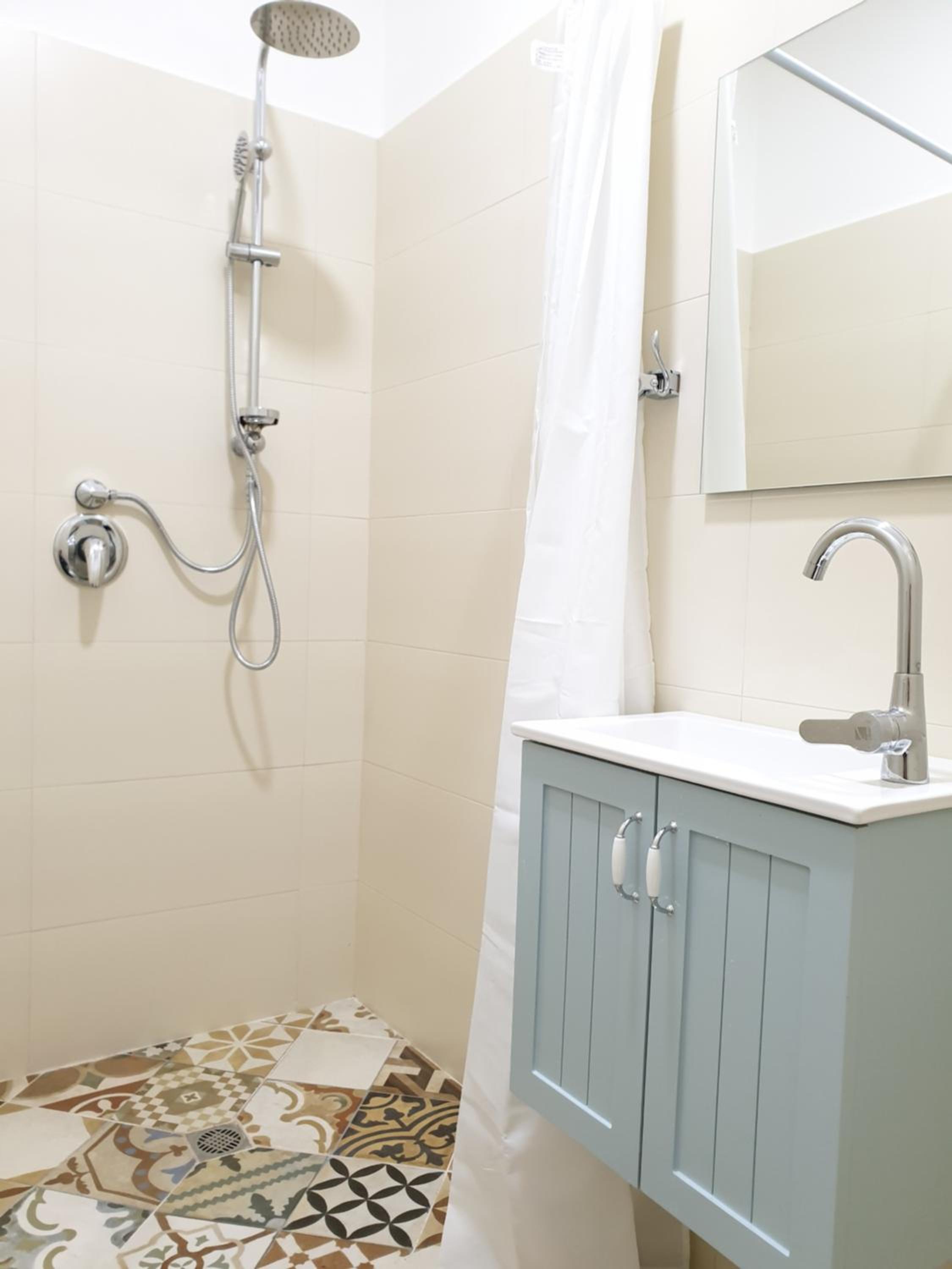 Budget Twin Room - Photo 5