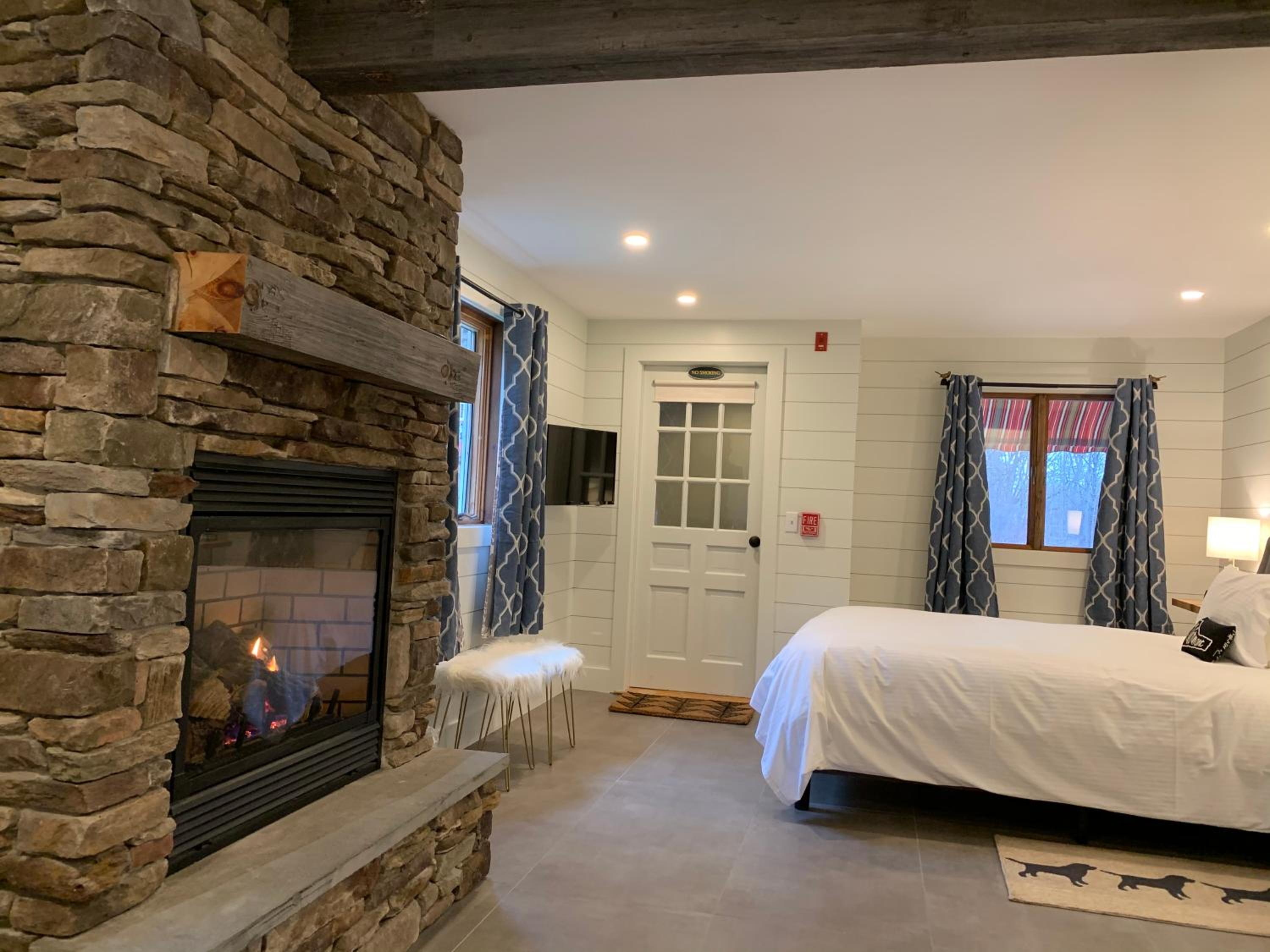 Deluxe Queen Suite