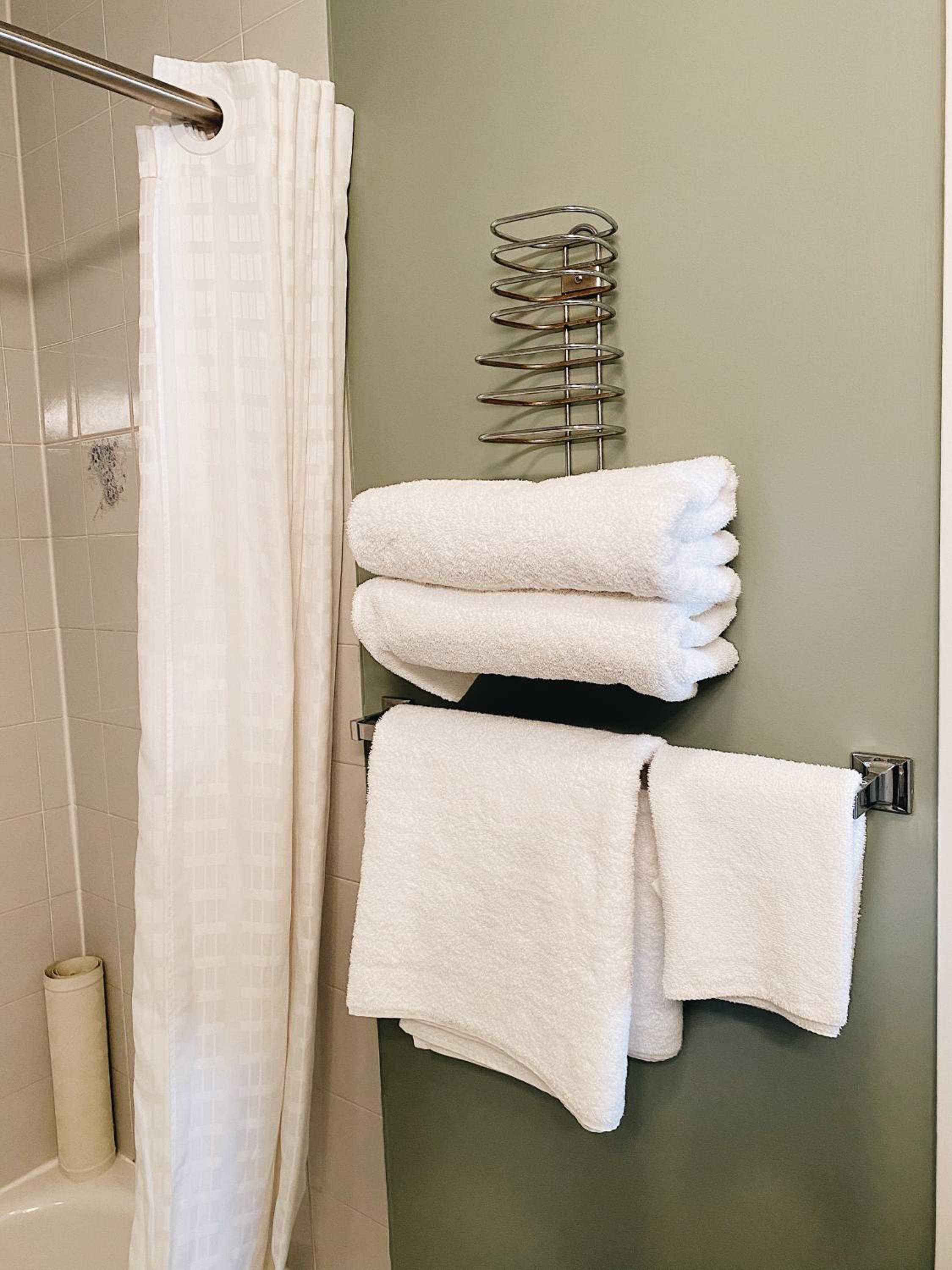 Deluxe King Room - Photo 10