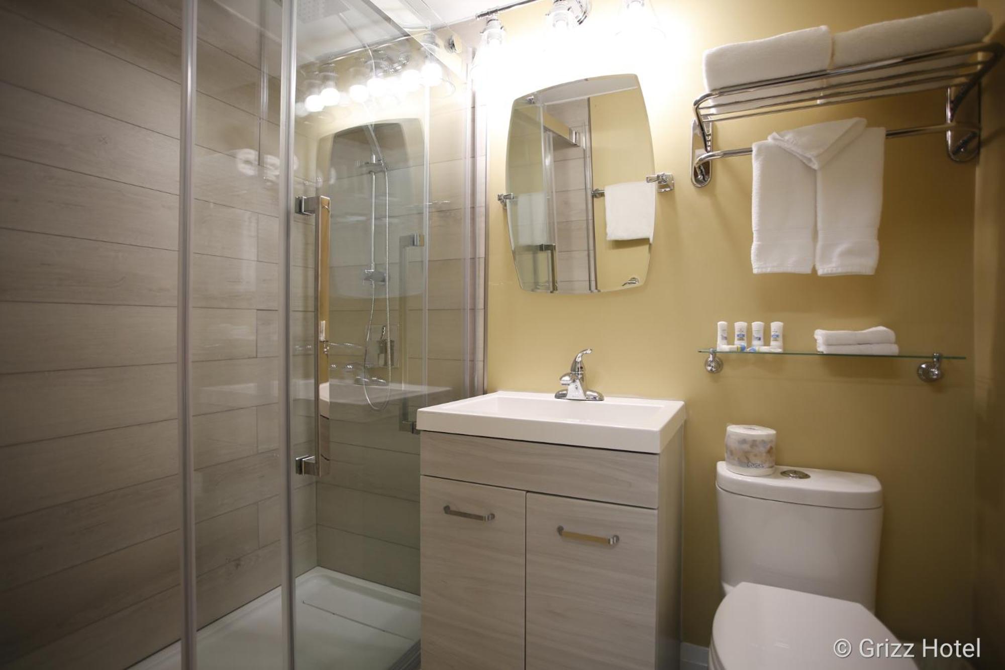 Standard Queen Room, Ground floor (Susceptible to noise) photo 3