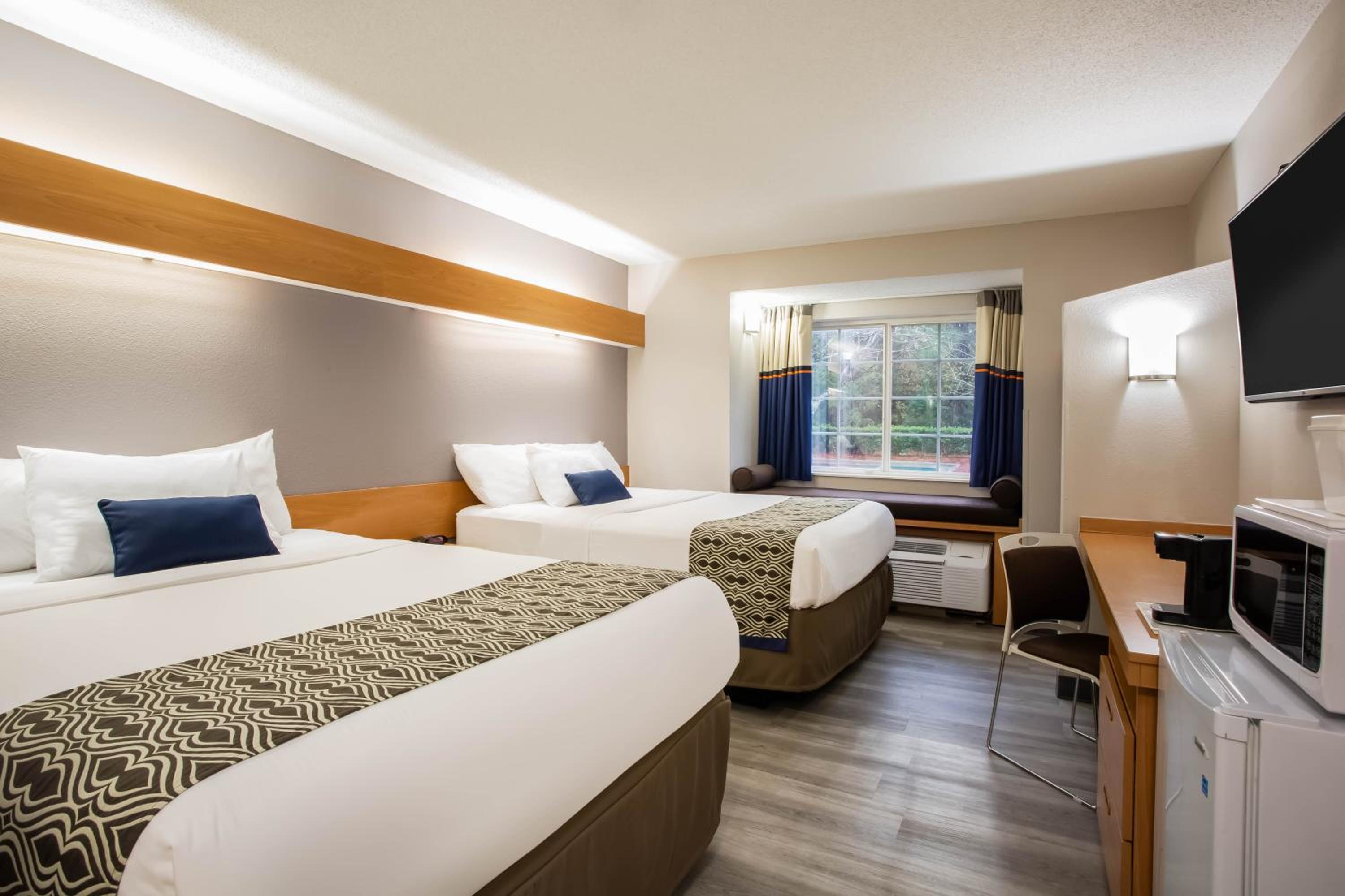 Queen Room with Two Queen Beds - Non-Smoking - Photo 2