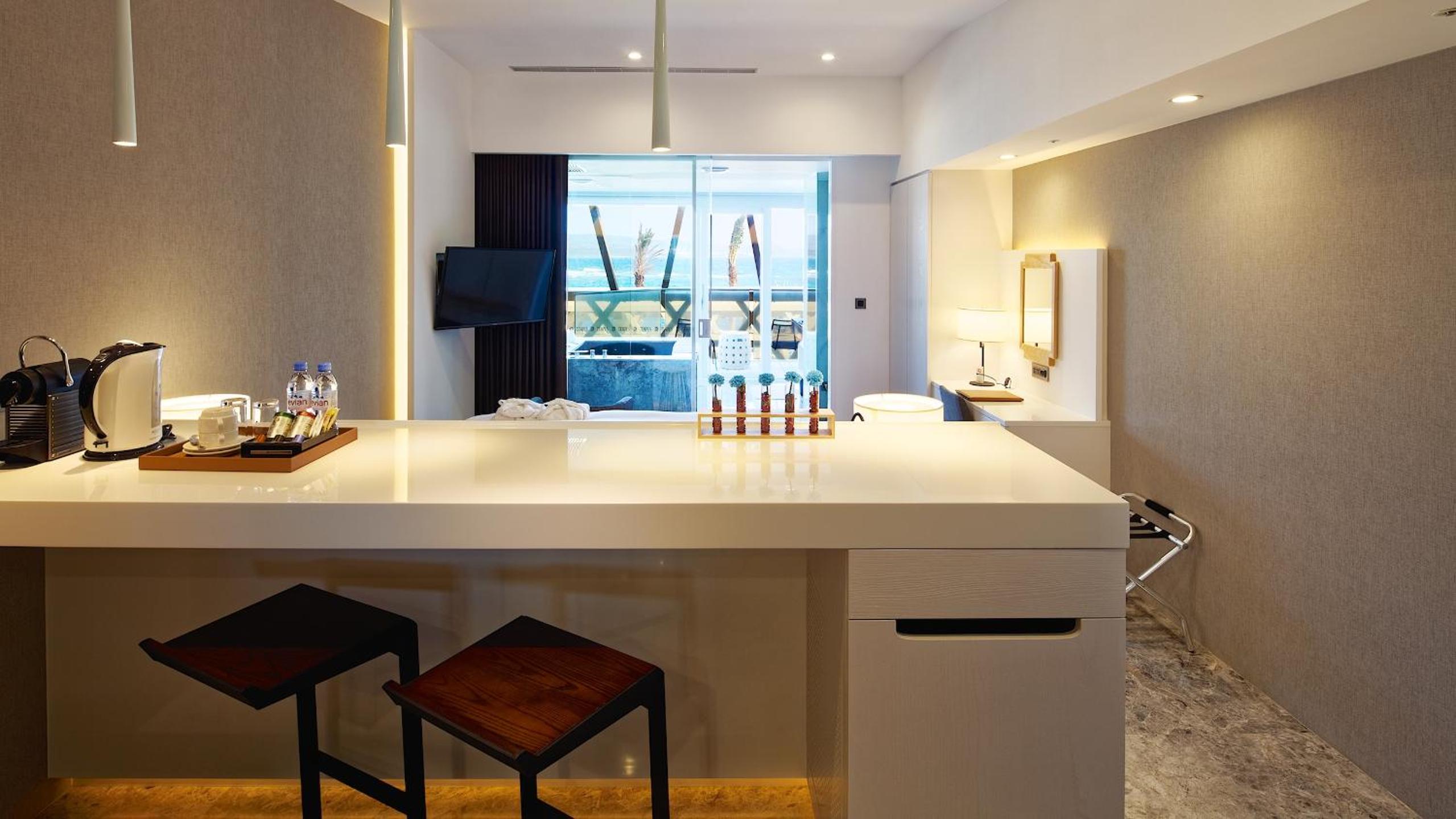 Suite with Sea View - Photo 13