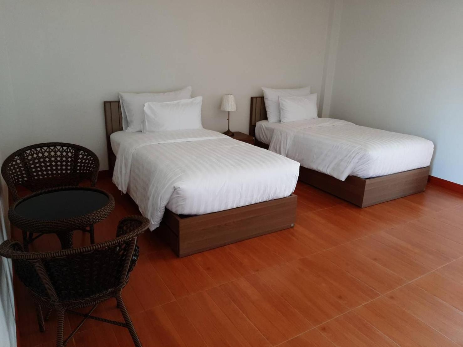Large Twin Room - Photo 3