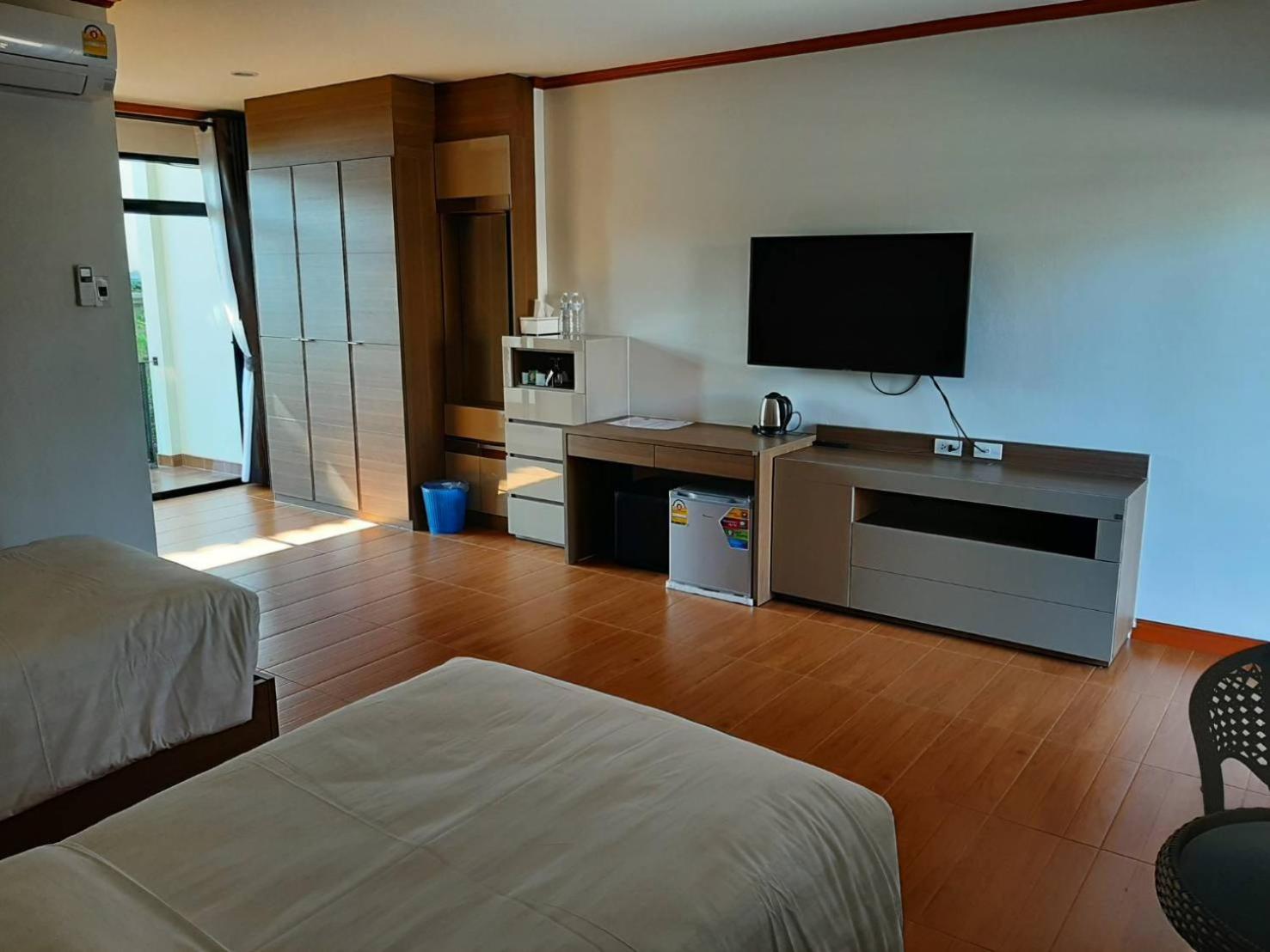 Large Twin Room - Photo 4