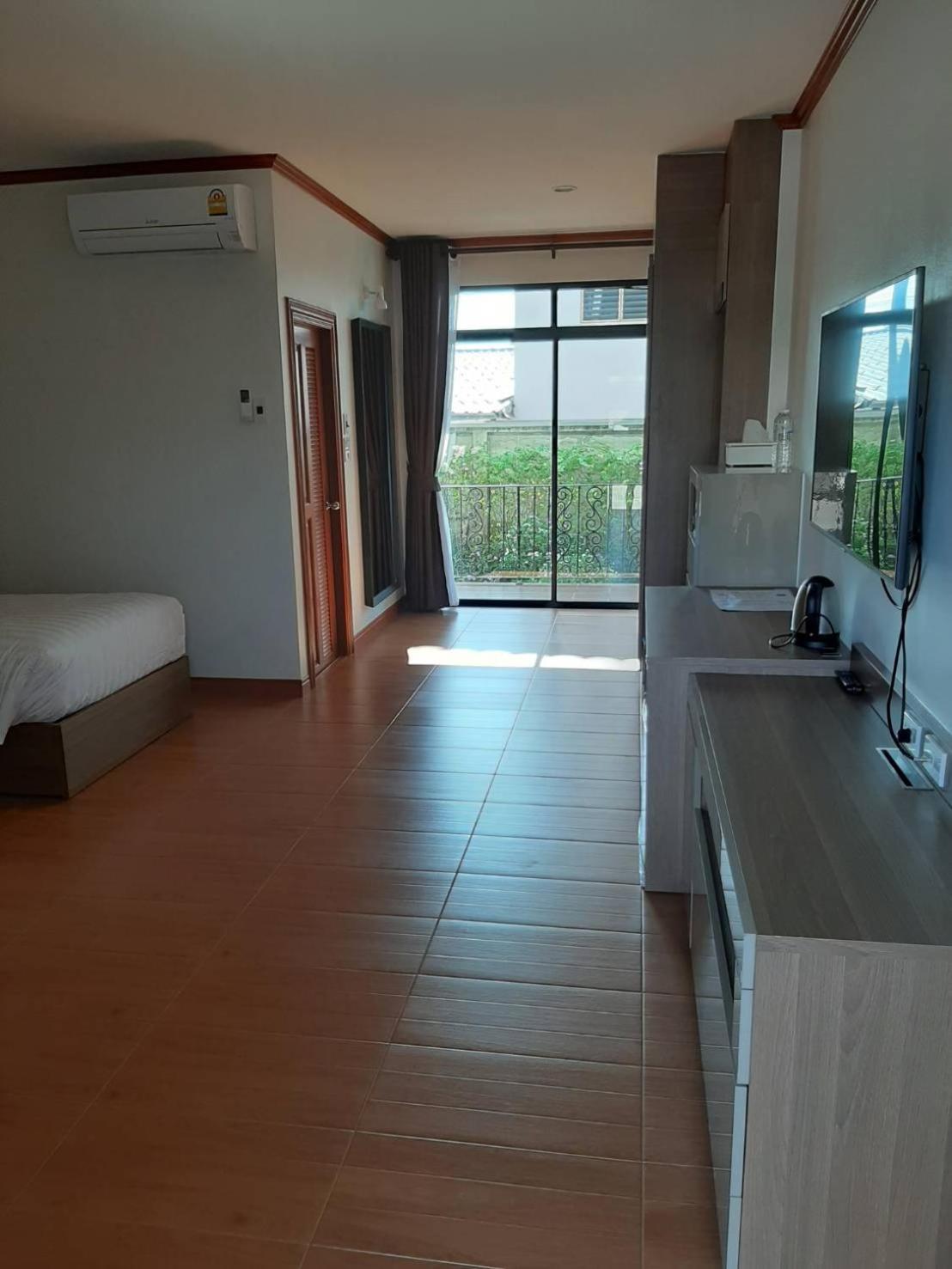 Large Twin Room - Photo 1