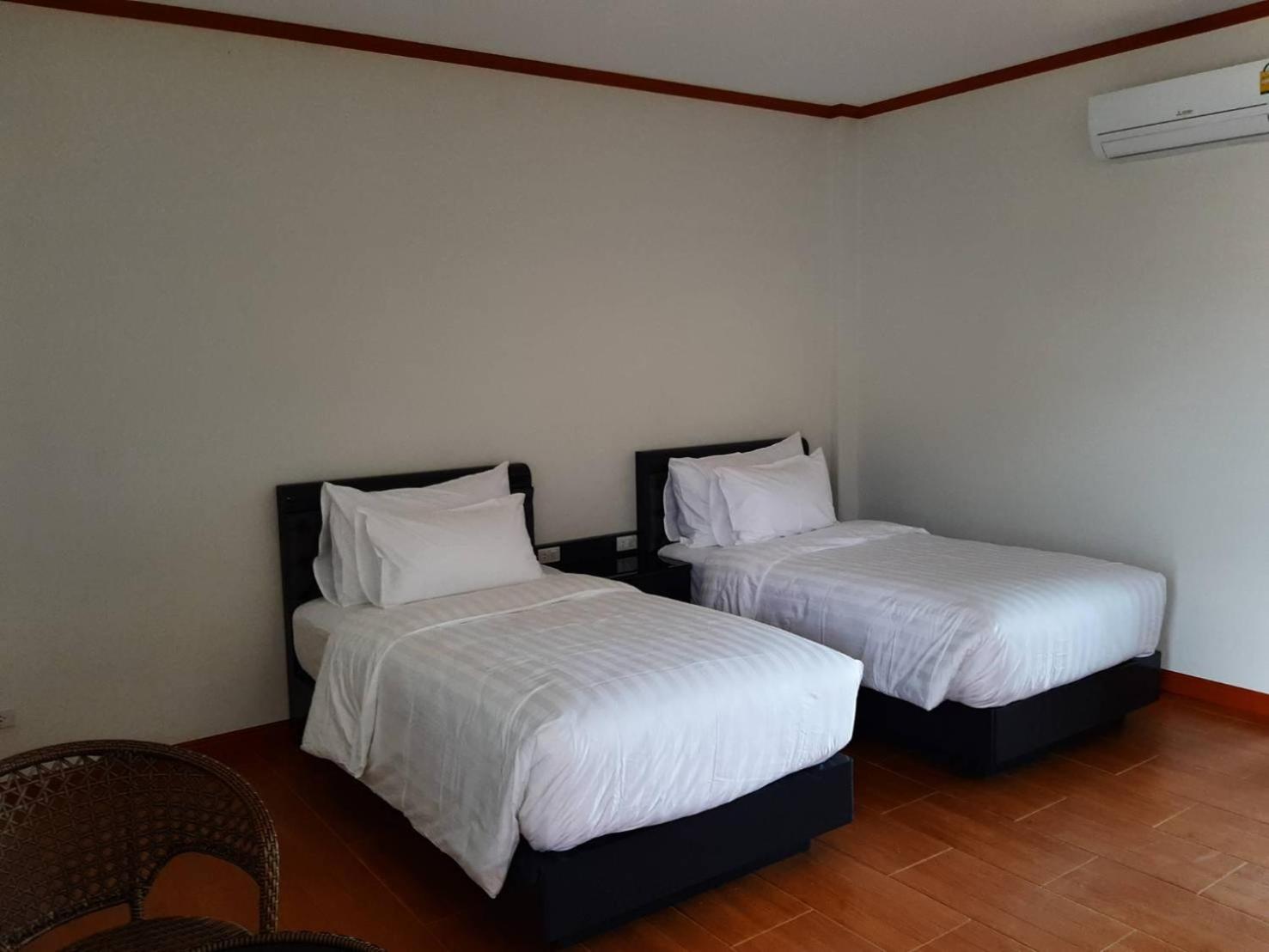 Large Twin Room - Photo 6
