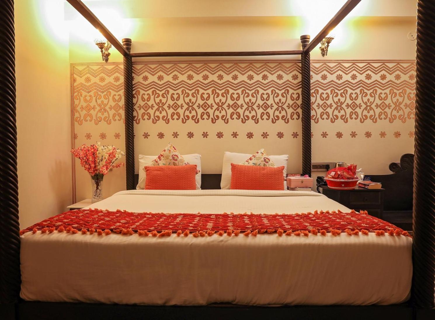 Royal Room King Size Bed: Enjoy Happy Hours with 2+1 offer, 20% off on F&B services,20% Off on Laundry service ,Free Pick up on Arrival only from Train or Bus station (8am-8pm) - Photo 17