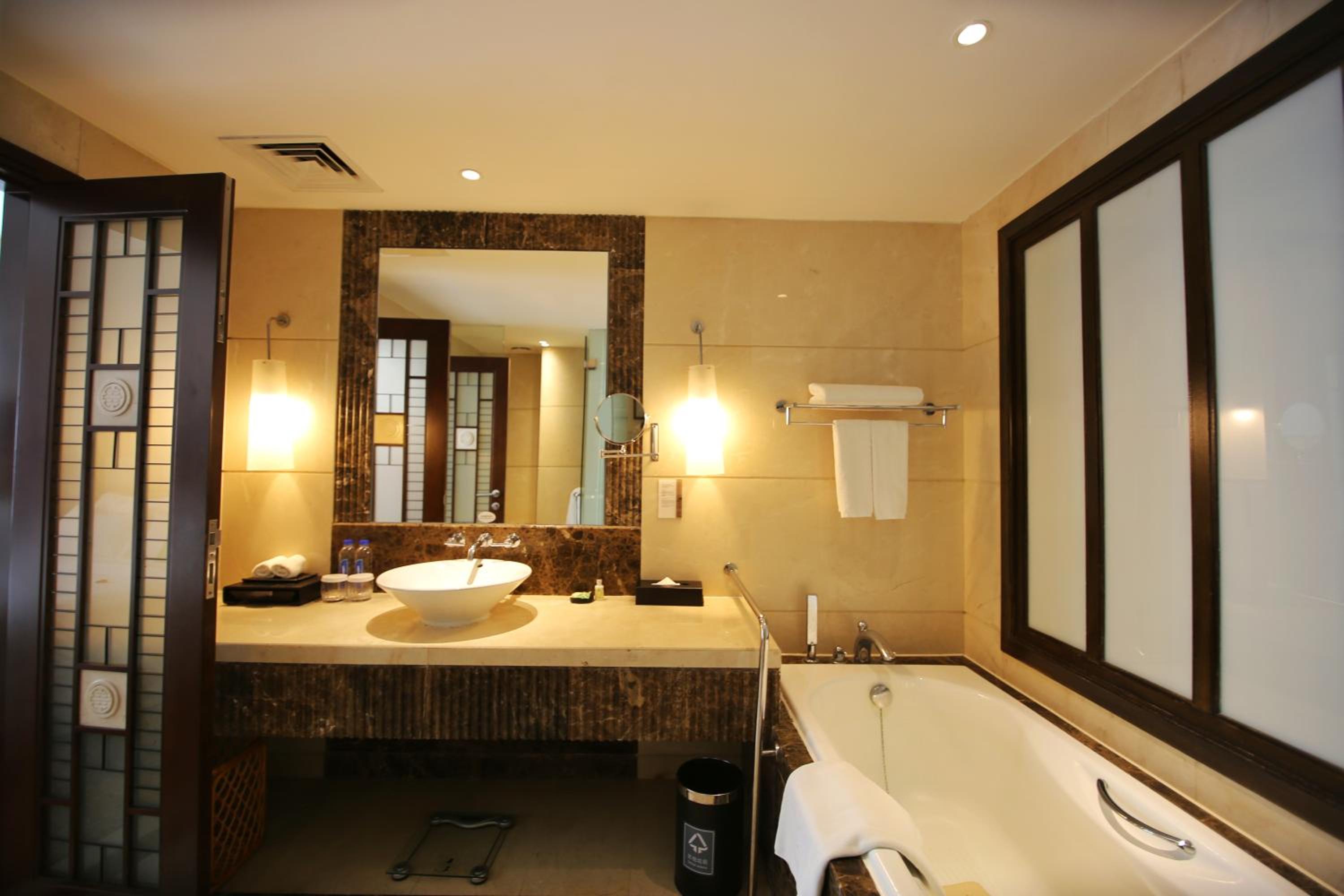 Non Smoking - Premier King Room with Garden View thumbnail 6