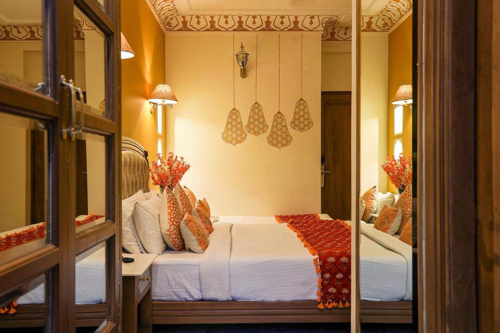 Royal Room King Size Bed: Enjoy Happy Hours with 2+1 offer, 20% off on F&B services,20% Off on Laundry service ,Free Pick up on Arrival only from Train or Bus station (8am-8pm) - Photo 20
