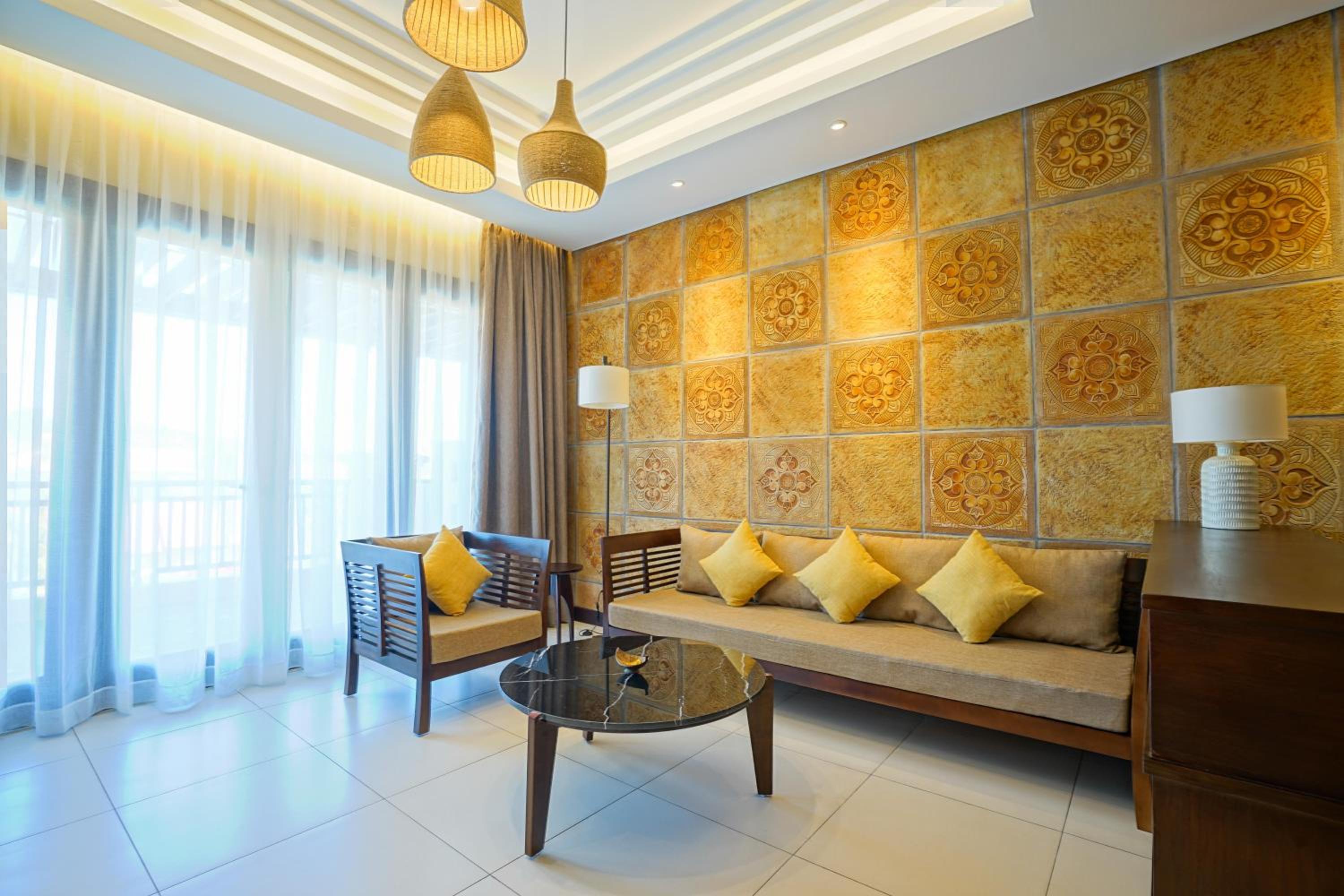 Signature Panorama View Suite with Balcony - Complimentary Mini-bar in room thumbnail 6