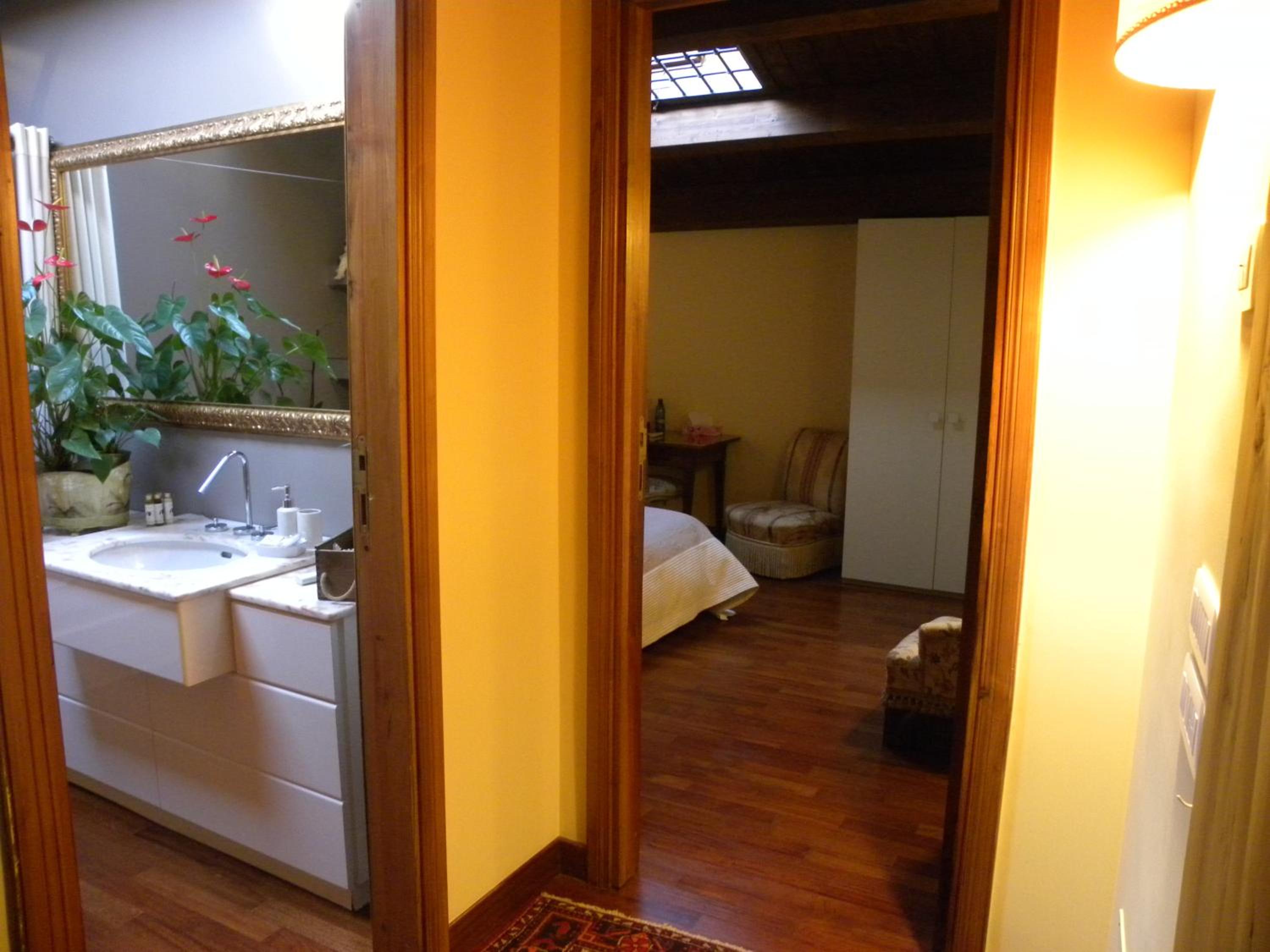Double Room with Spa Bath - Photo 5