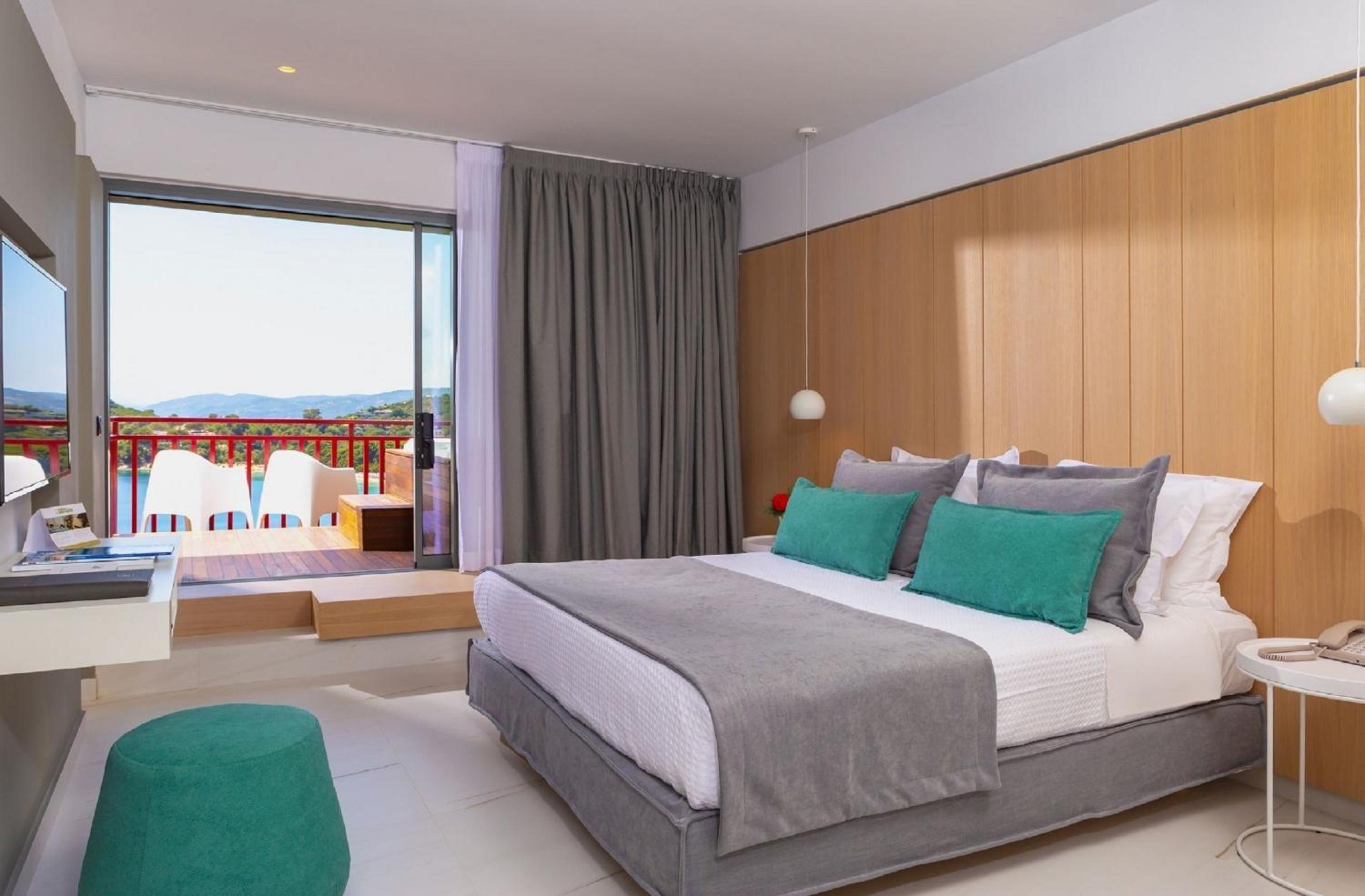 Suite with Outdoor Hot Tub and Panoramic Sea View photo 3