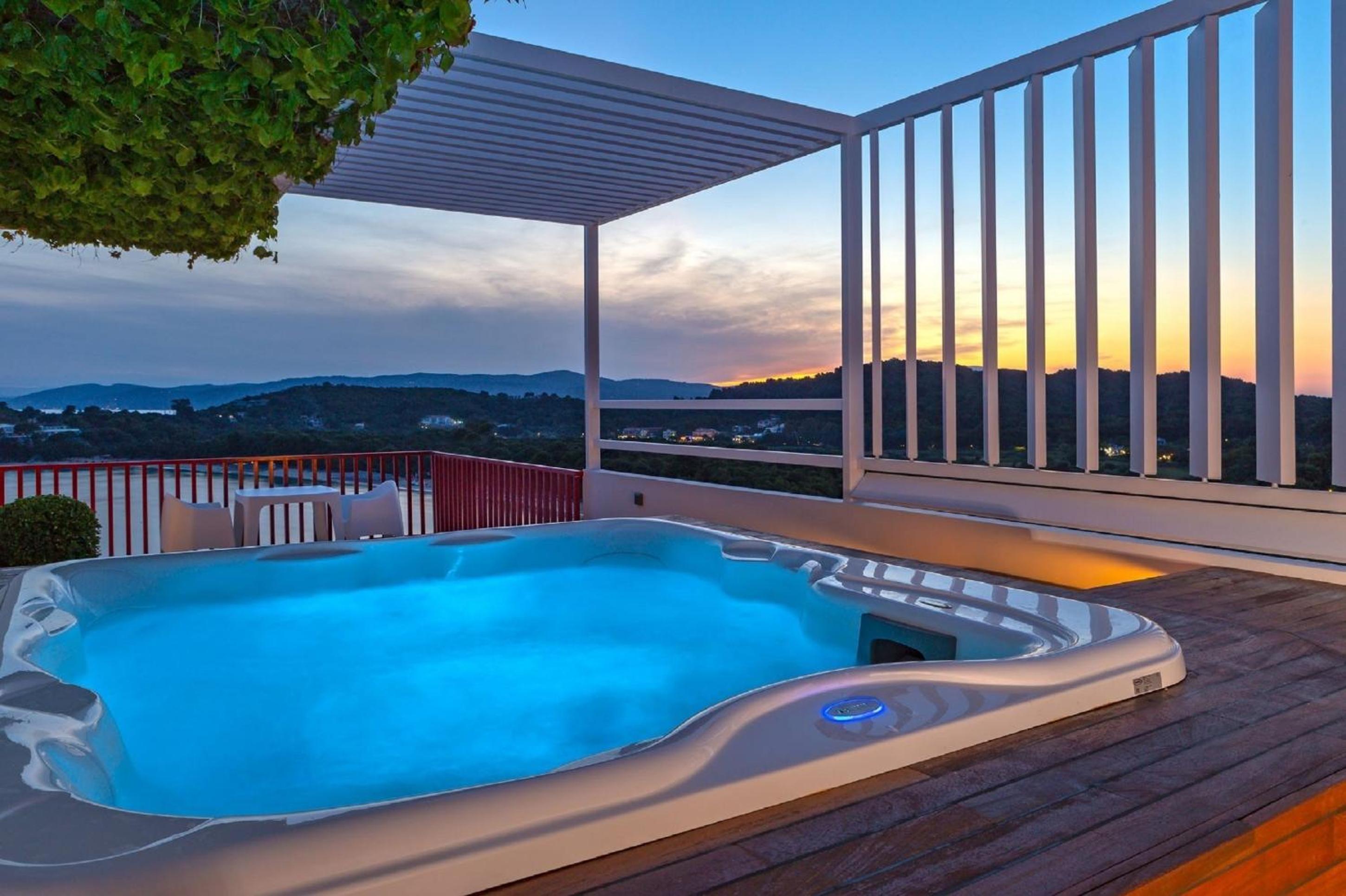 Suite with Outdoor Hot Tub and Panoramic Sea View photo 2