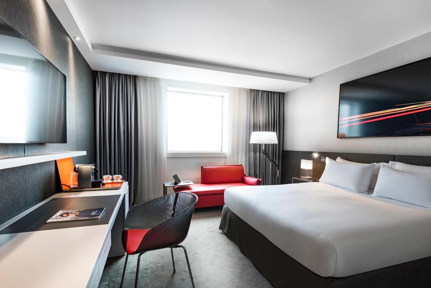 Deluxe King Room with View - Photo 2