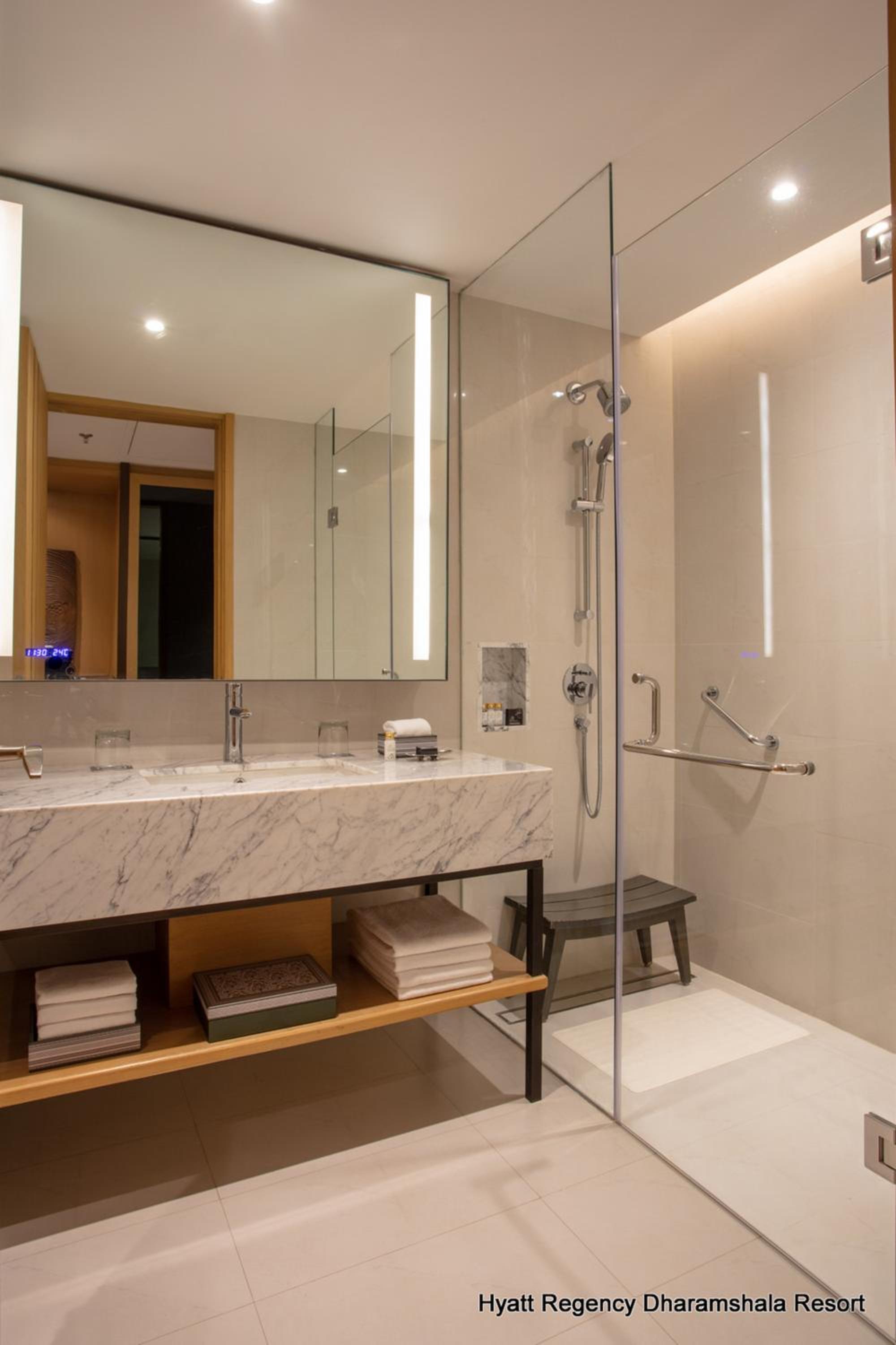 2 Bed Room Residence with 1 King Bed and 2 Twin Beds