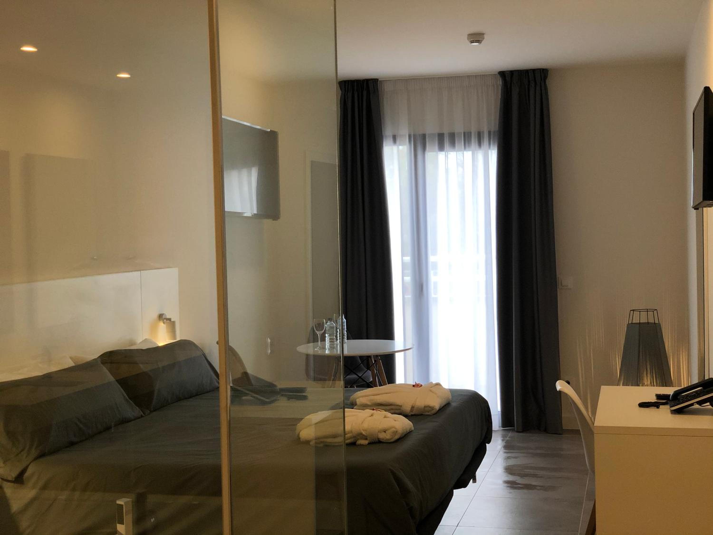 Deluxe Suite with Spa Bath - Photo 5