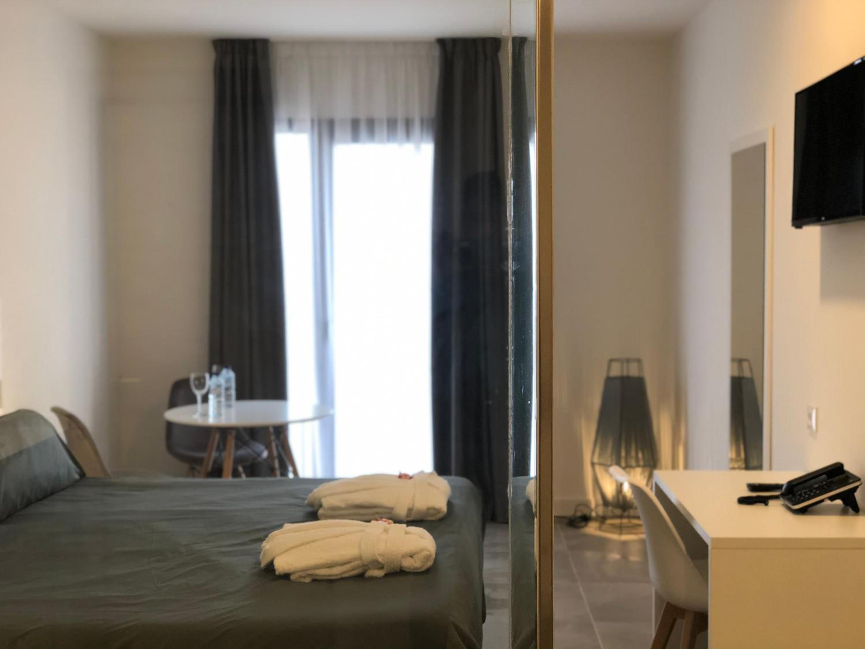 Deluxe Suite with Spa Bath - Photo 8