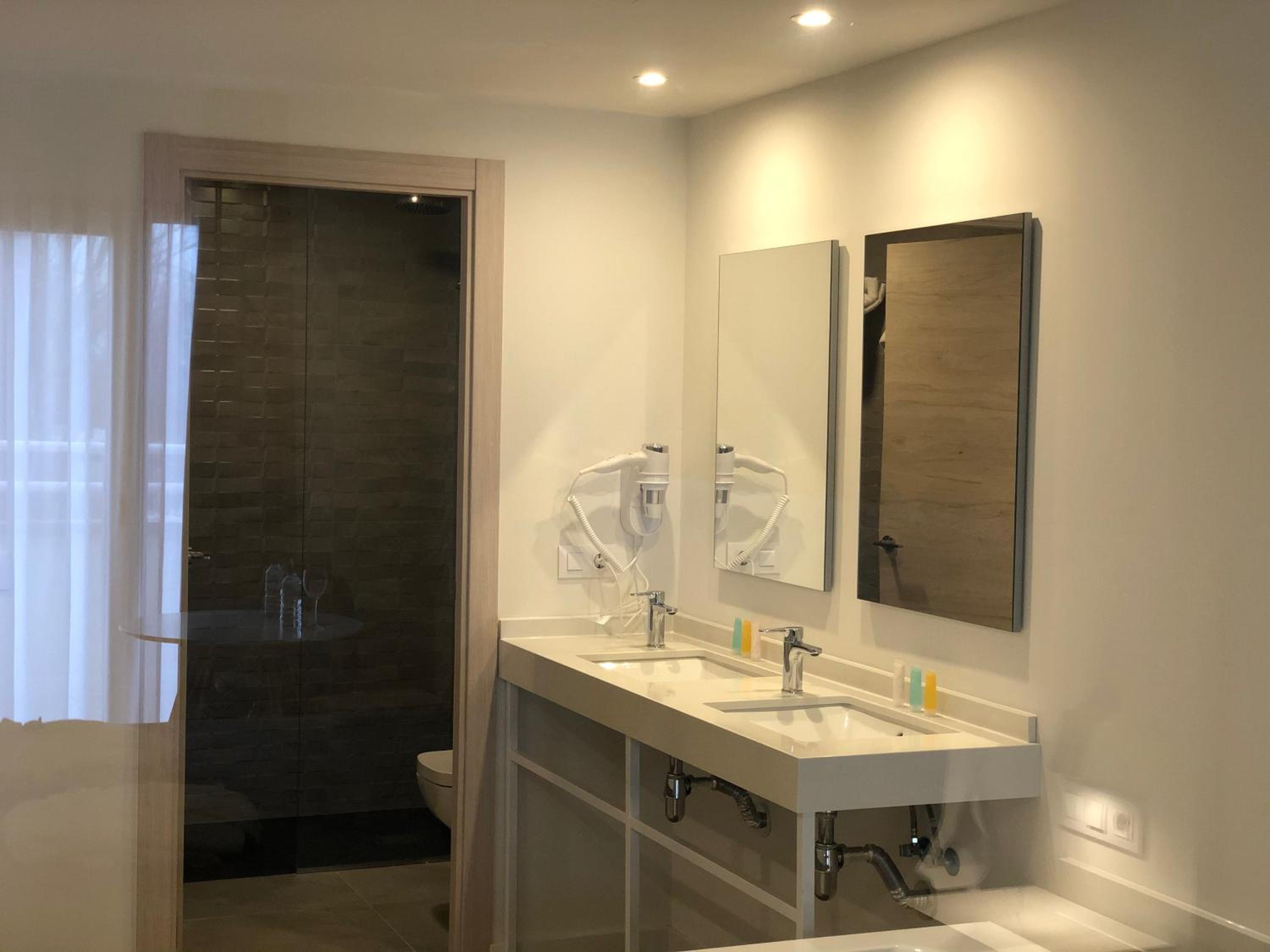 Deluxe Suite with Spa Bath - Photo 6