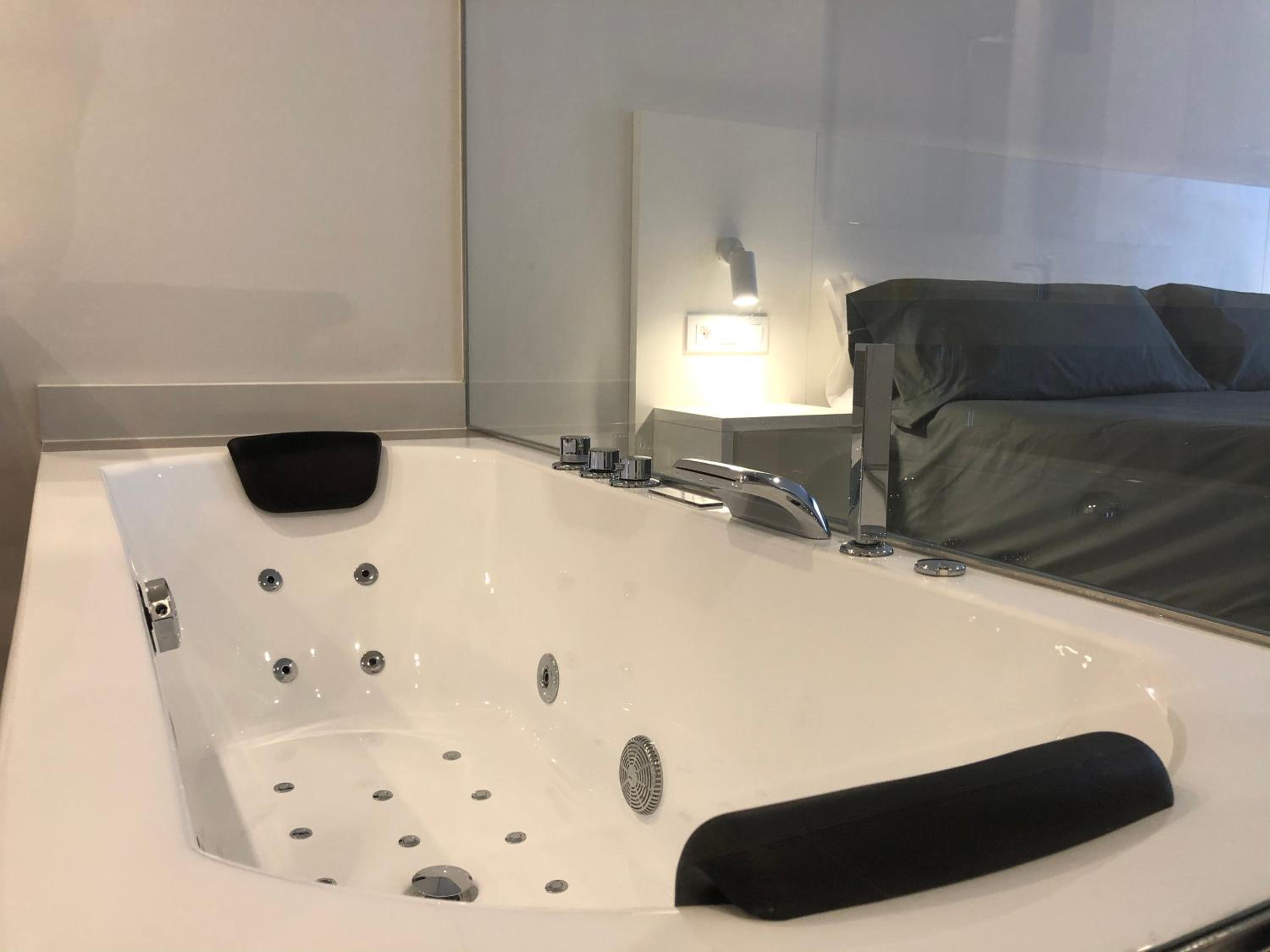Deluxe Suite with Spa Bath - Photo 14