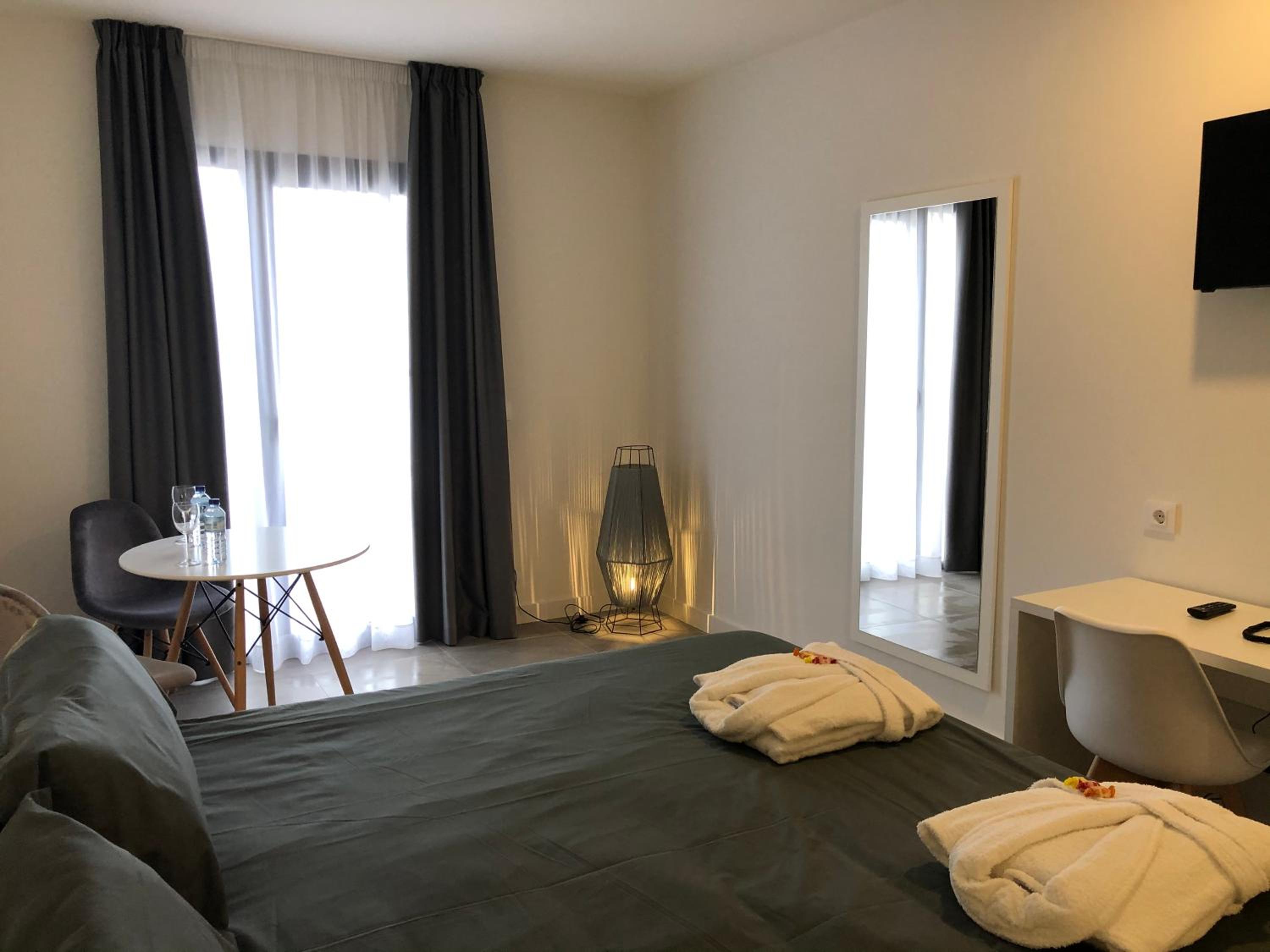 Deluxe Suite with Spa Bath - Photo 10