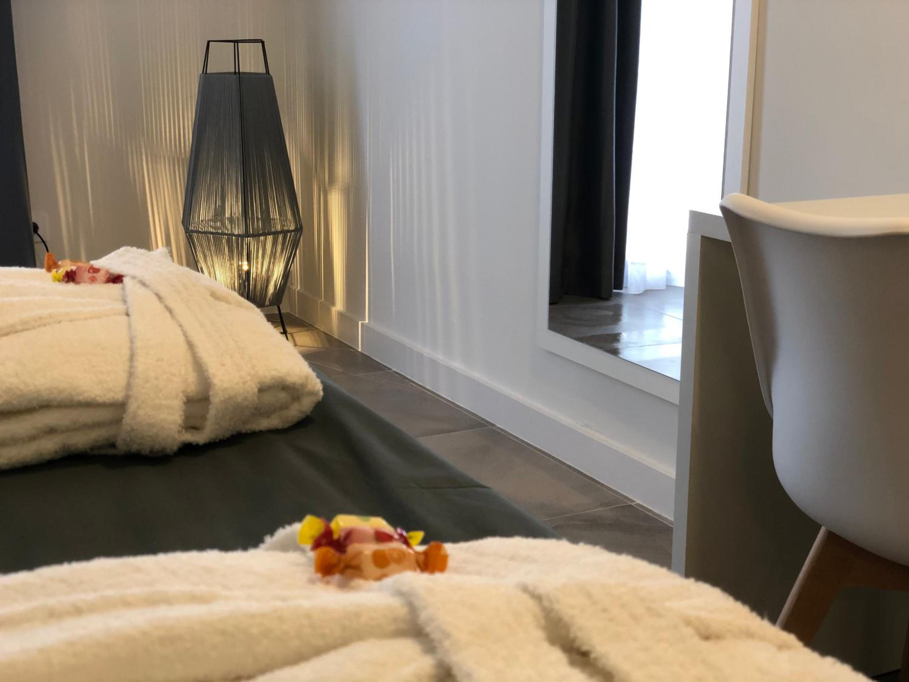Deluxe Suite with Spa Bath - Photo 4