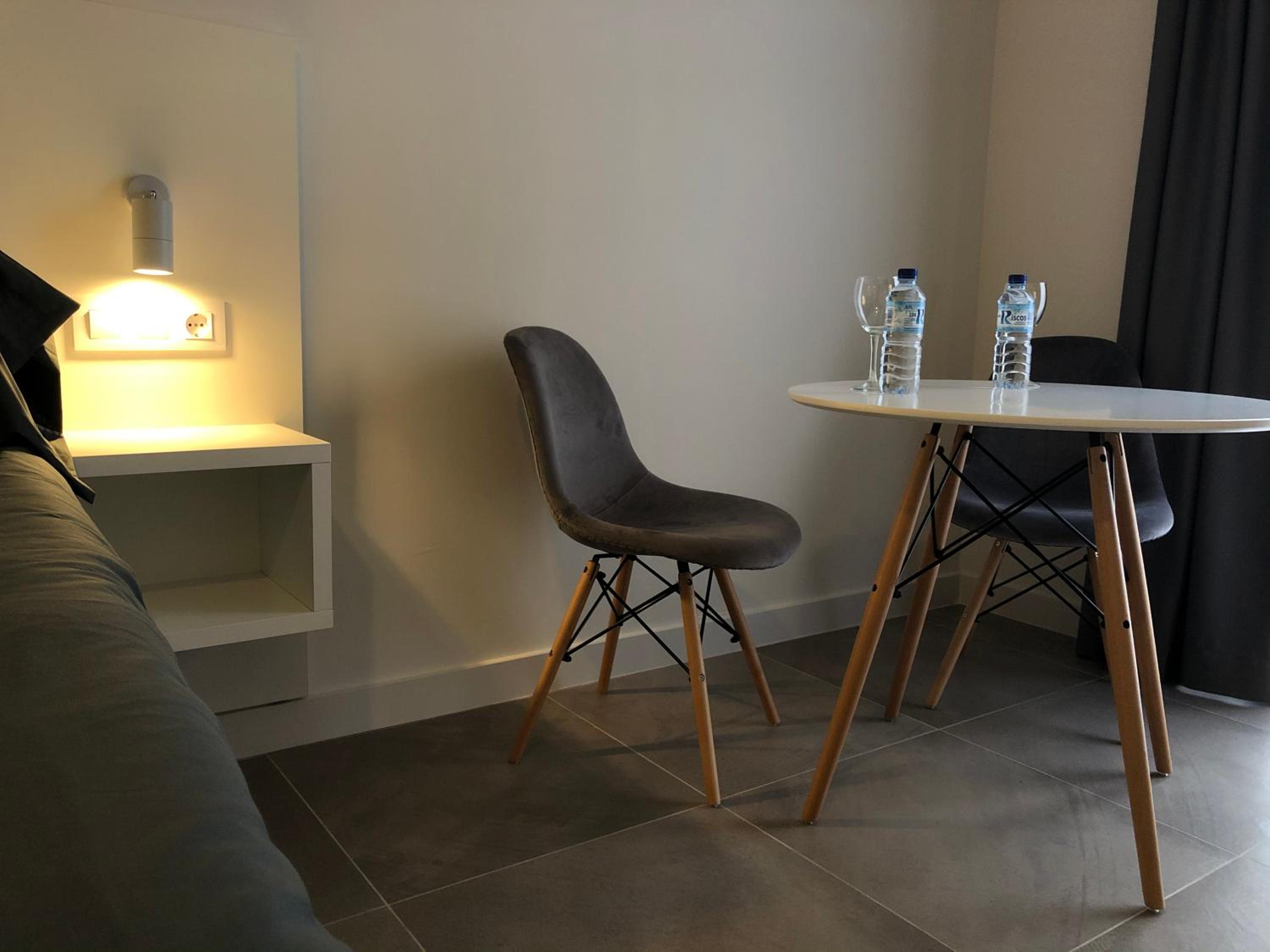 Deluxe Suite with Spa Bath - Photo 9