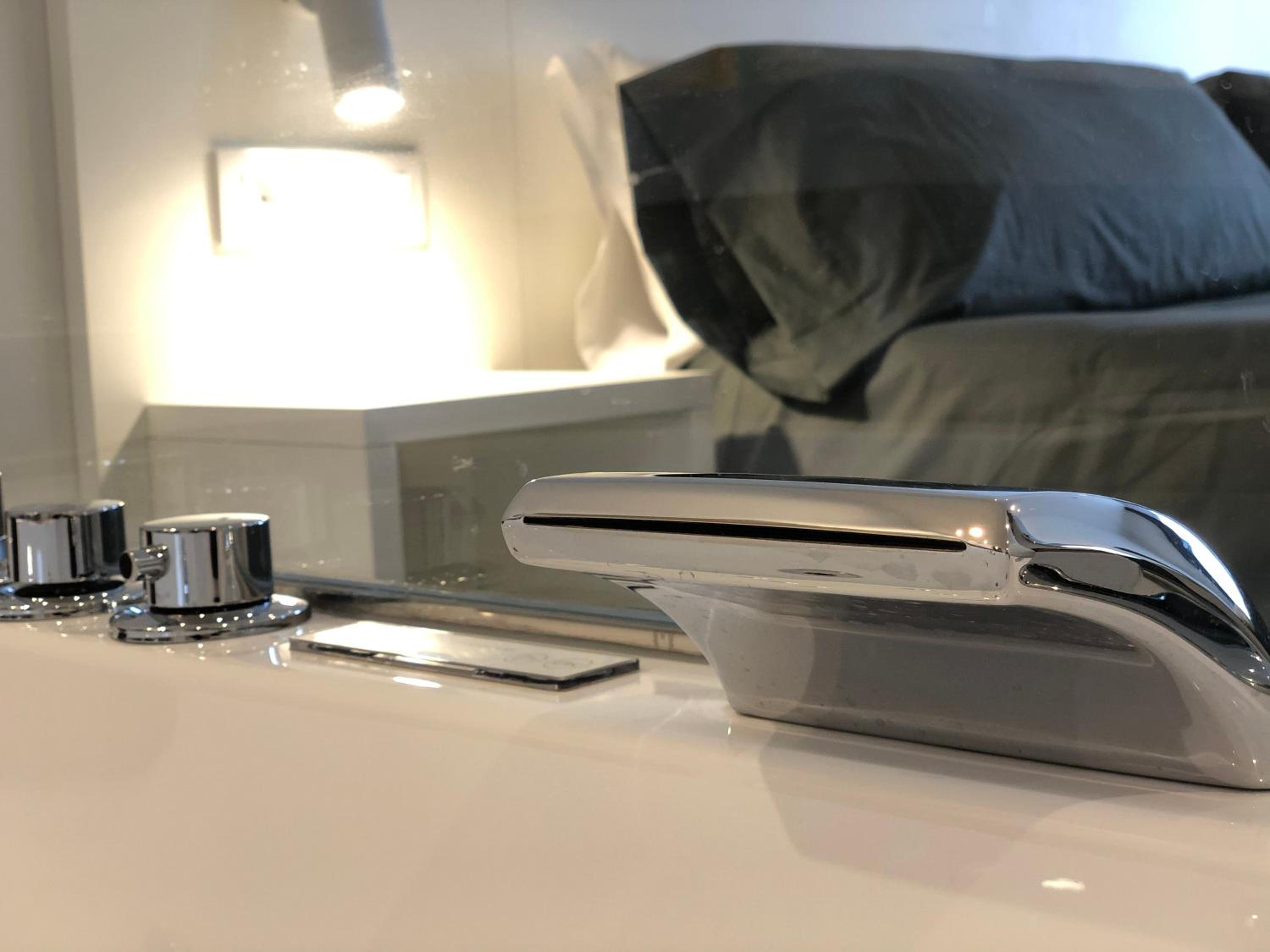 Deluxe Suite with Spa Bath - Photo 16
